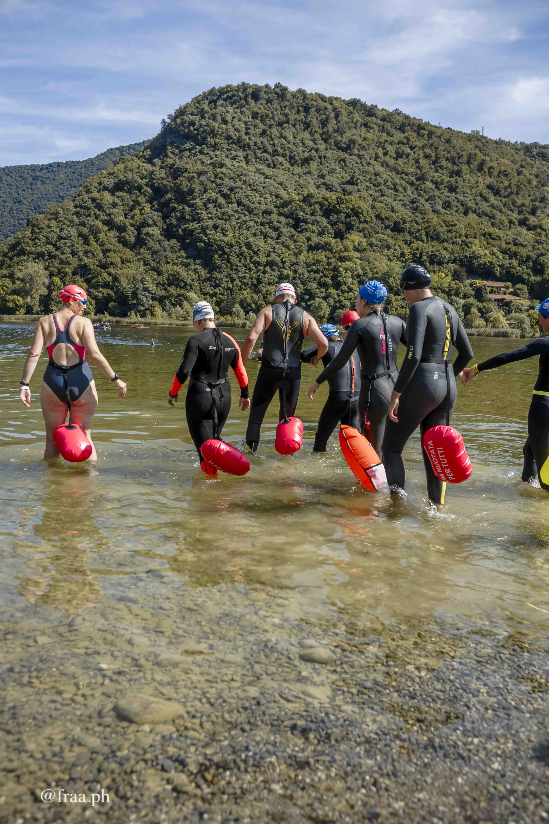 Accesso in acqua e supporto durante una manifestazione inclusiva al Lido del Segrino