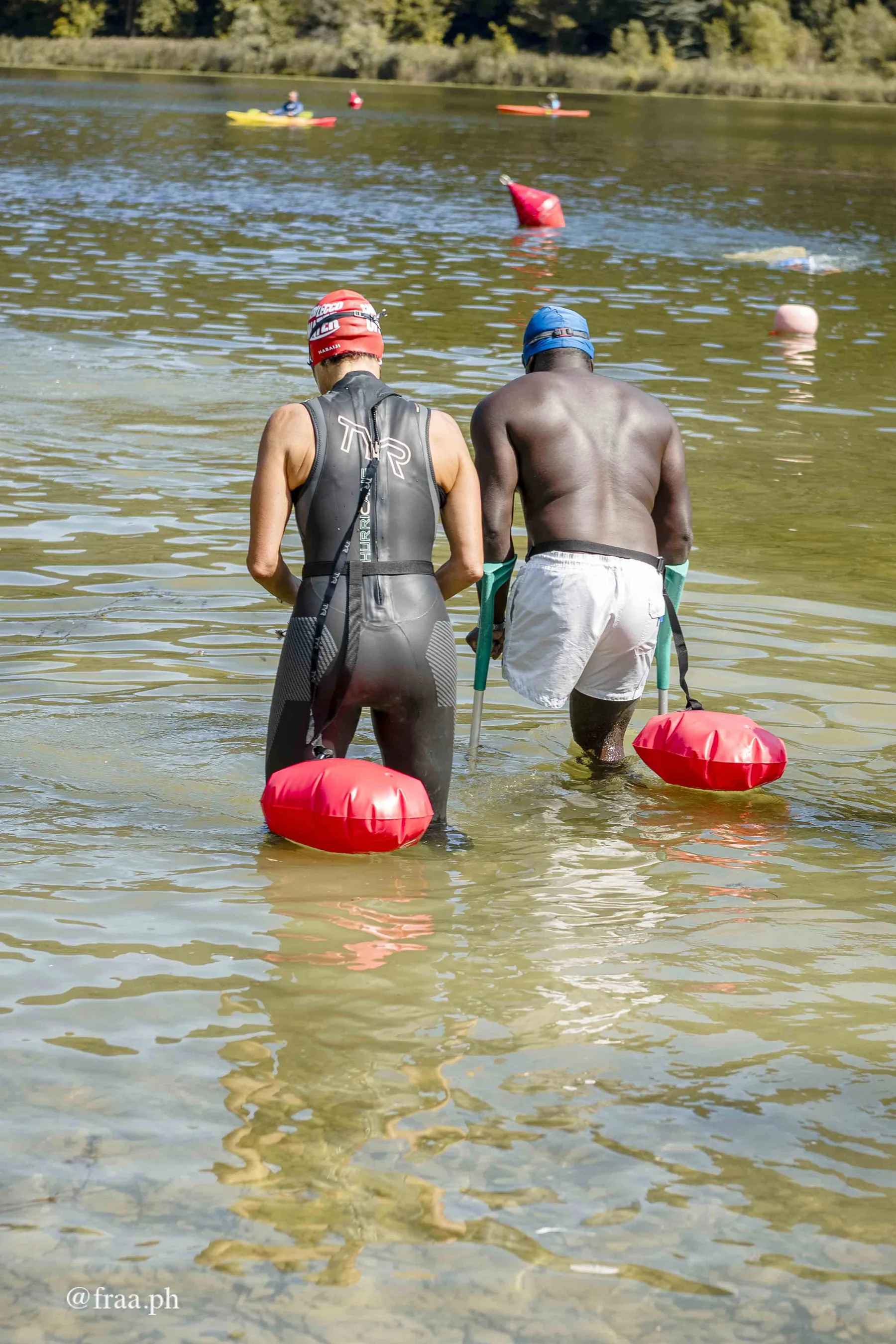 Accesso in acqua e supporto durante una manifestazione inclusiva al Lido del Segrino