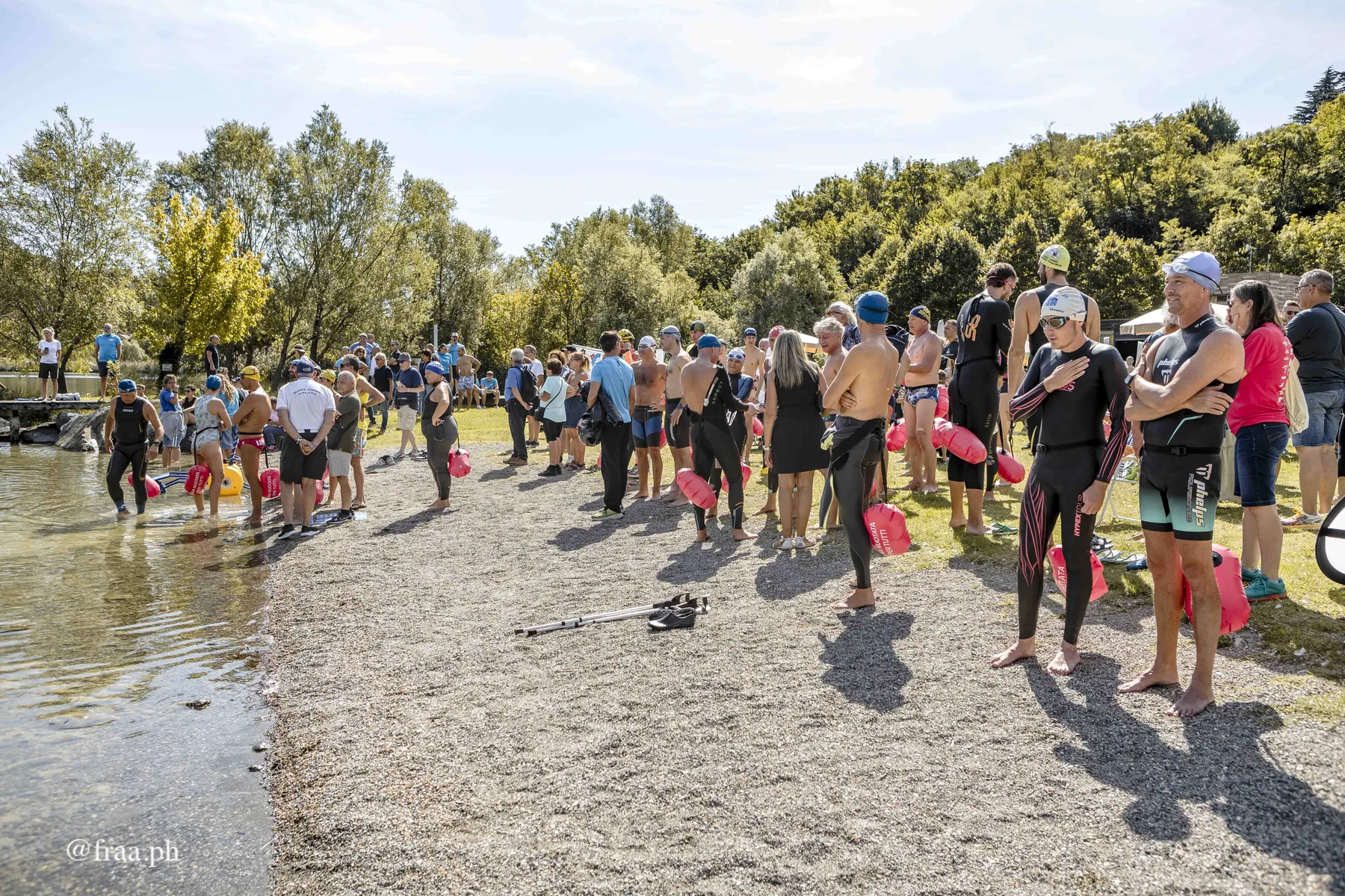 Nuoto inclusivo nelle acque del Lago del Segrino al Lido del Segrino
