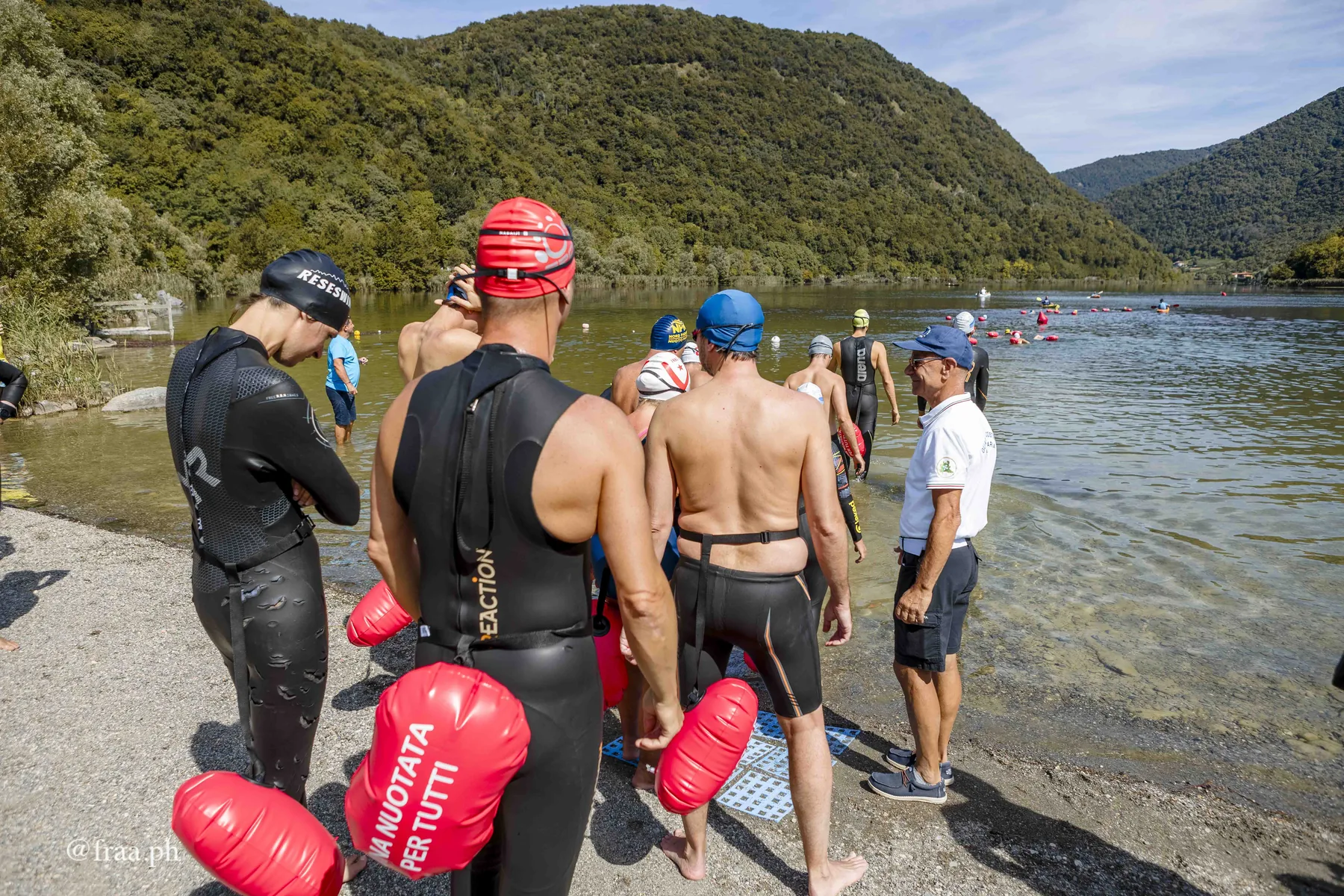 Nuoto inclusivo nelle acque del Lago del Segrino al Lido del Segrino