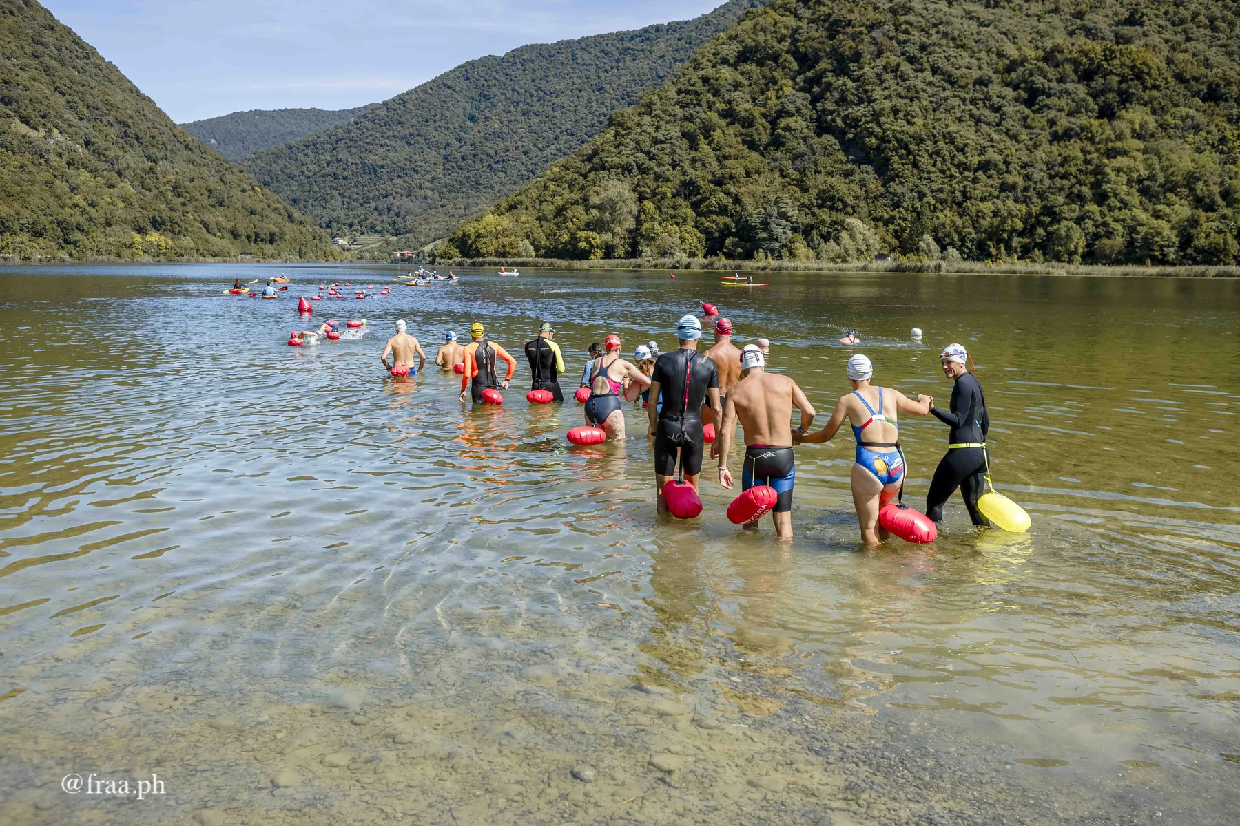 Nuoto inclusivo nelle acque del Lago del Segrino al Lido del Segrino