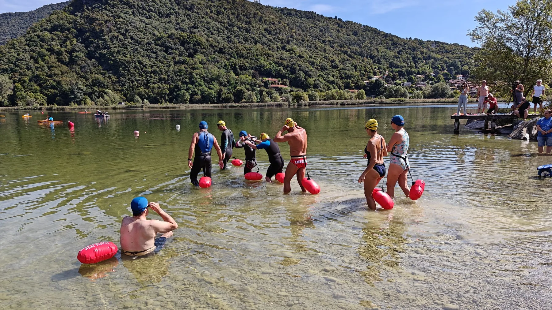 Nuoto inclusivo nelle acque del Lago del Segrino al Lido del Segrino