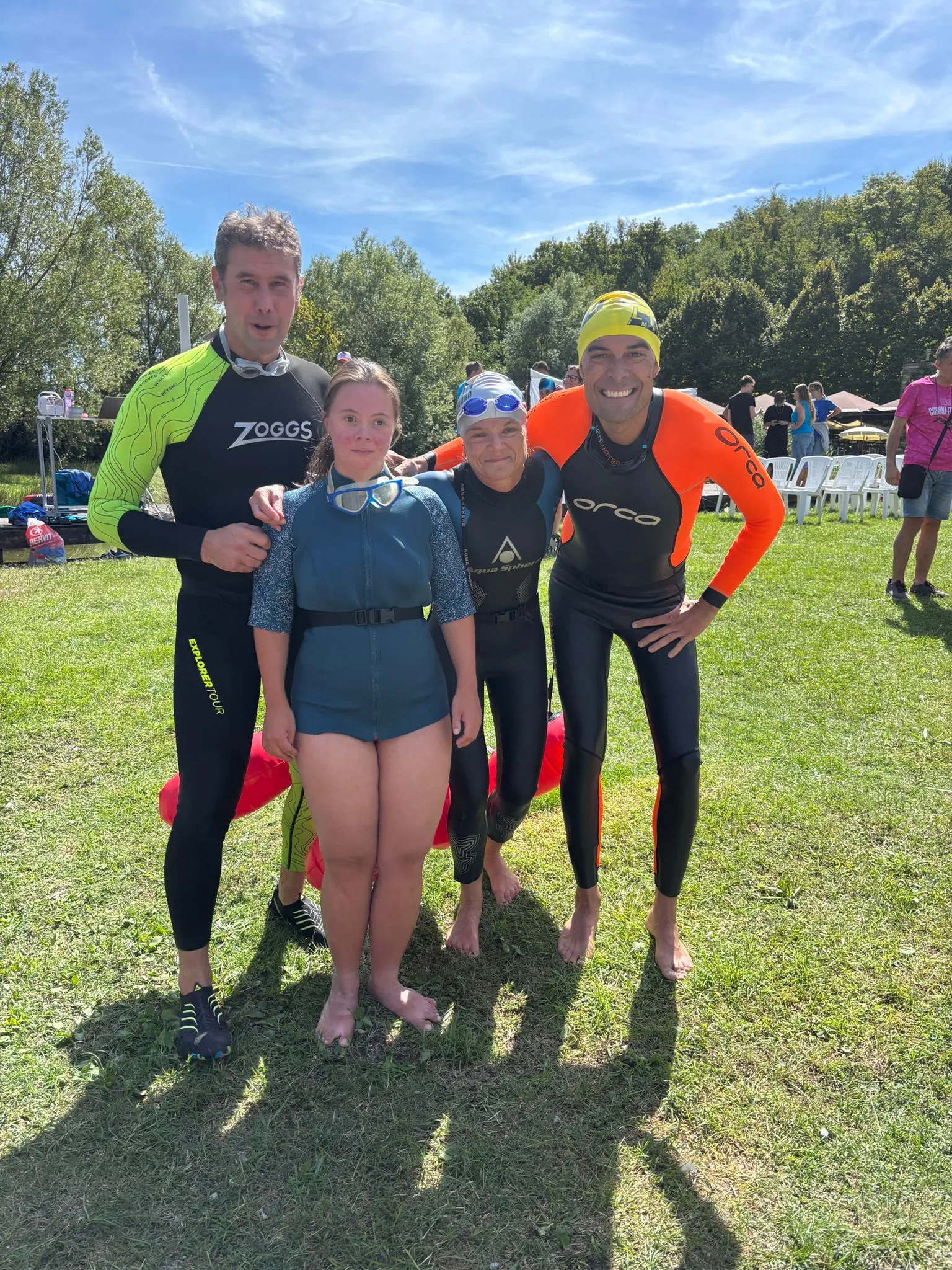 Atleti con e senza disabilita durante la nuotata inclusiva al Lago del Segrino
