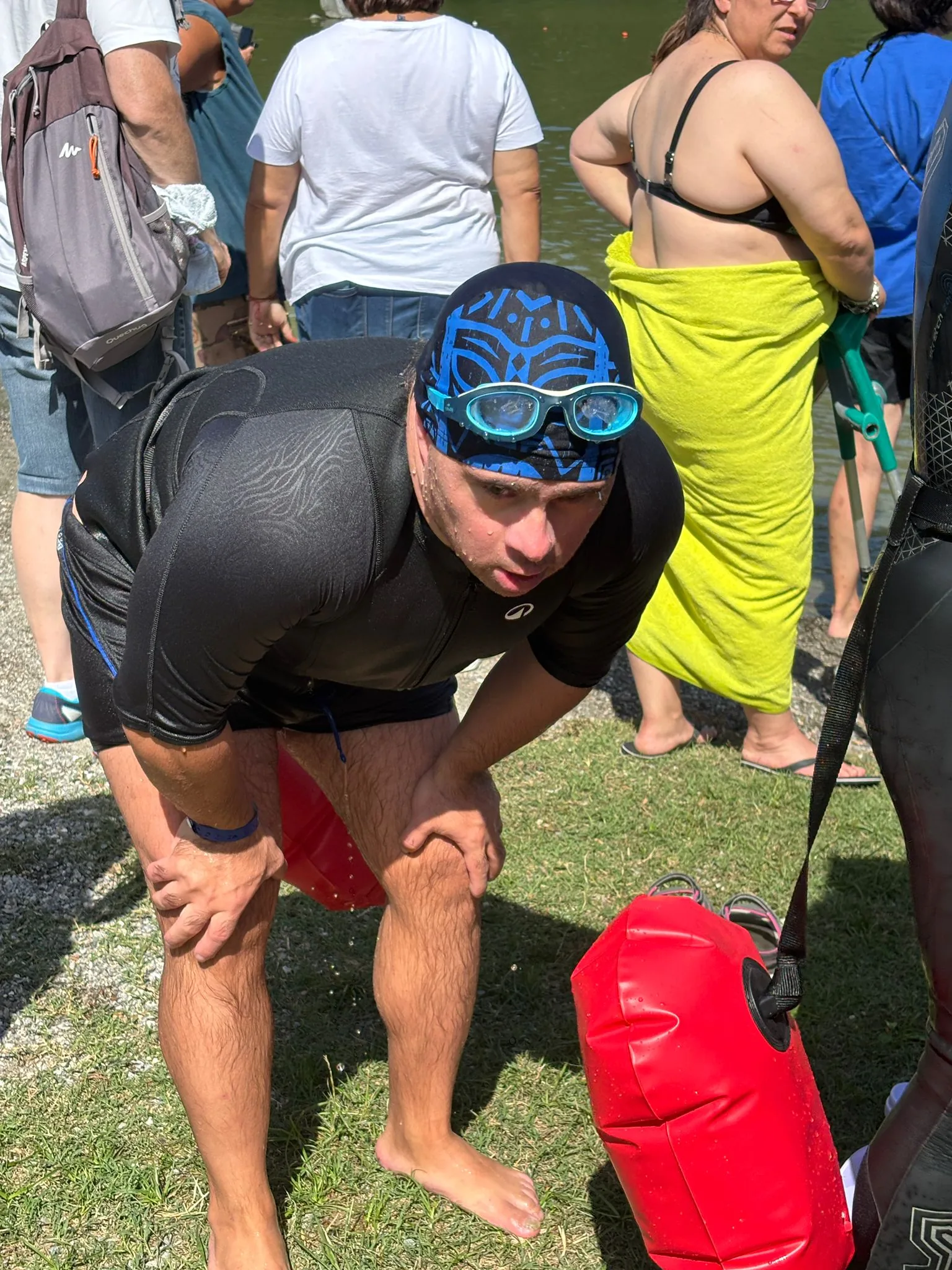 Atleti con e senza disabilita durante la nuotata inclusiva al Lago del Segrino
