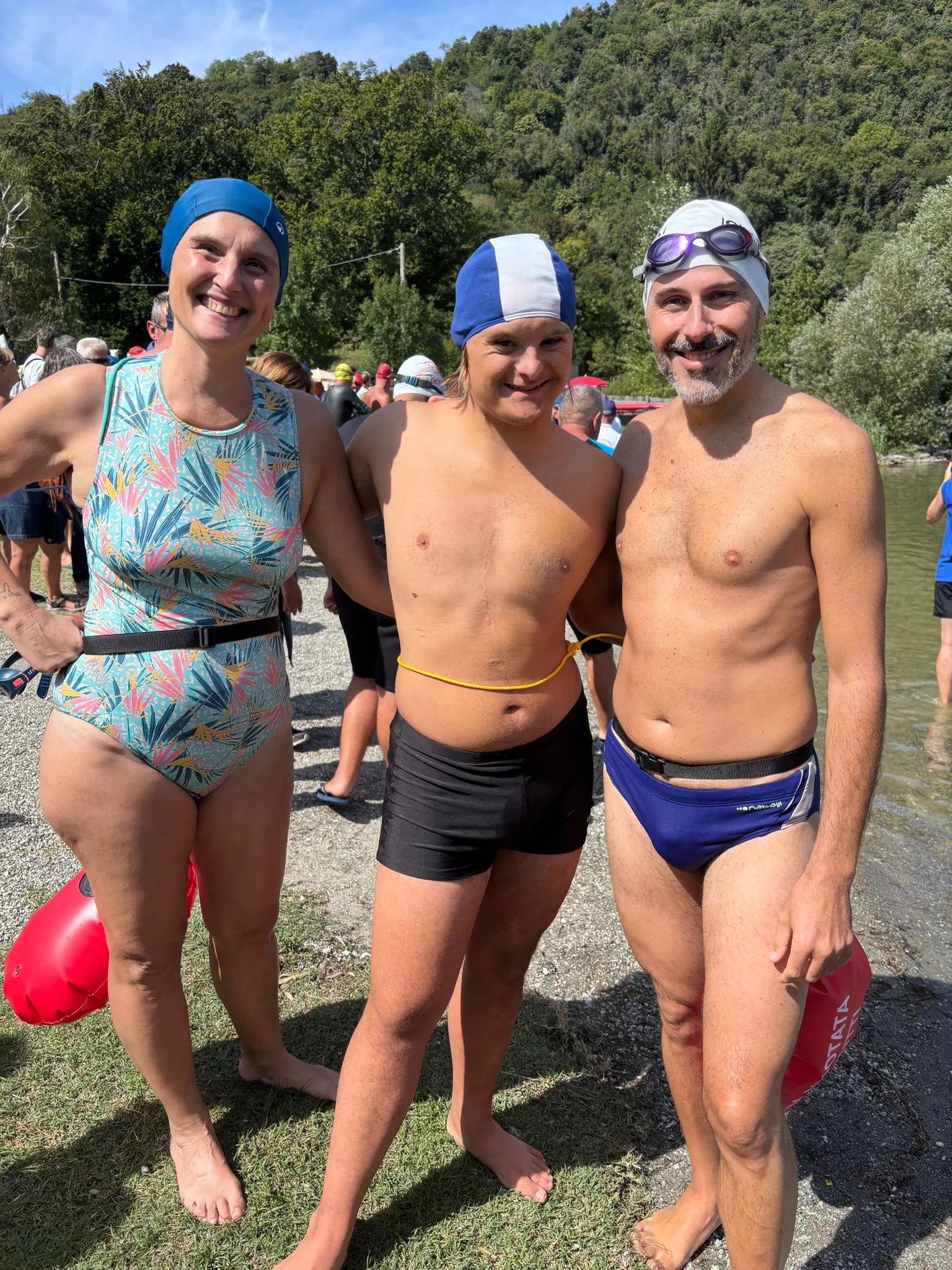 Atleti con e senza disabilita durante la nuotata inclusiva al Lago del Segrino