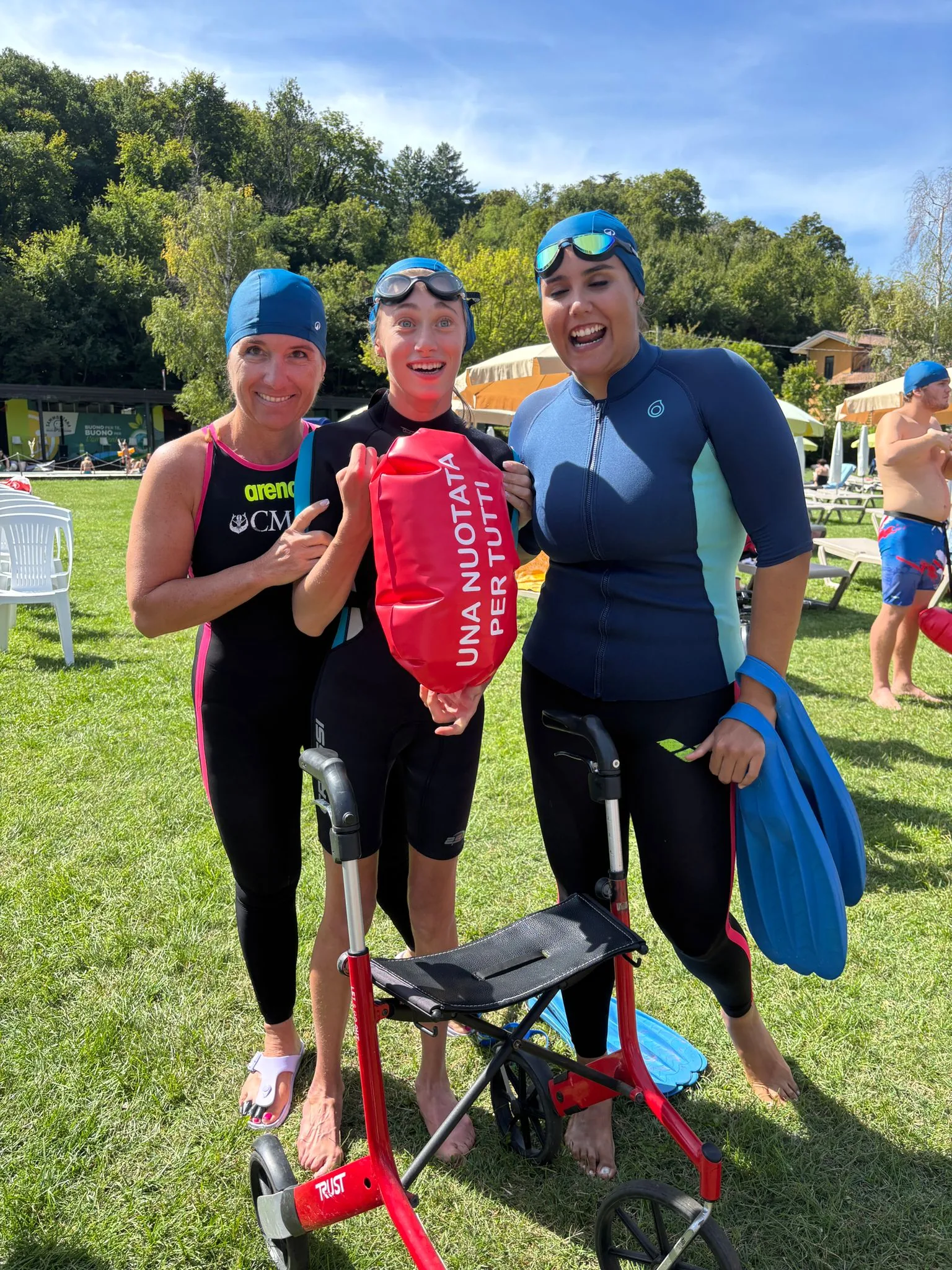 Atleti con e senza disabilita durante la nuotata inclusiva al Lago del Segrino