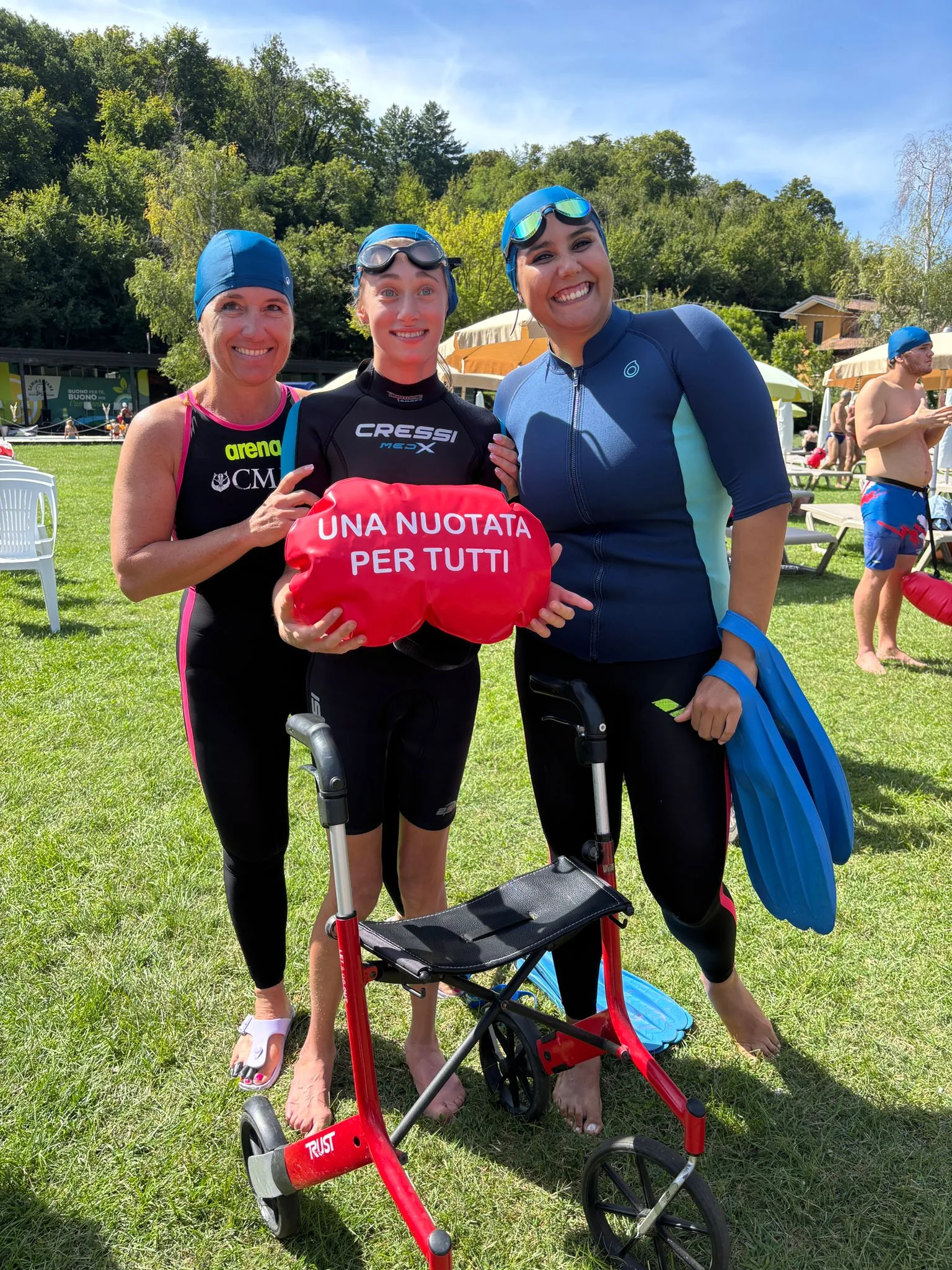 Atleti con e senza disabilita durante la nuotata inclusiva al Lago del Segrino