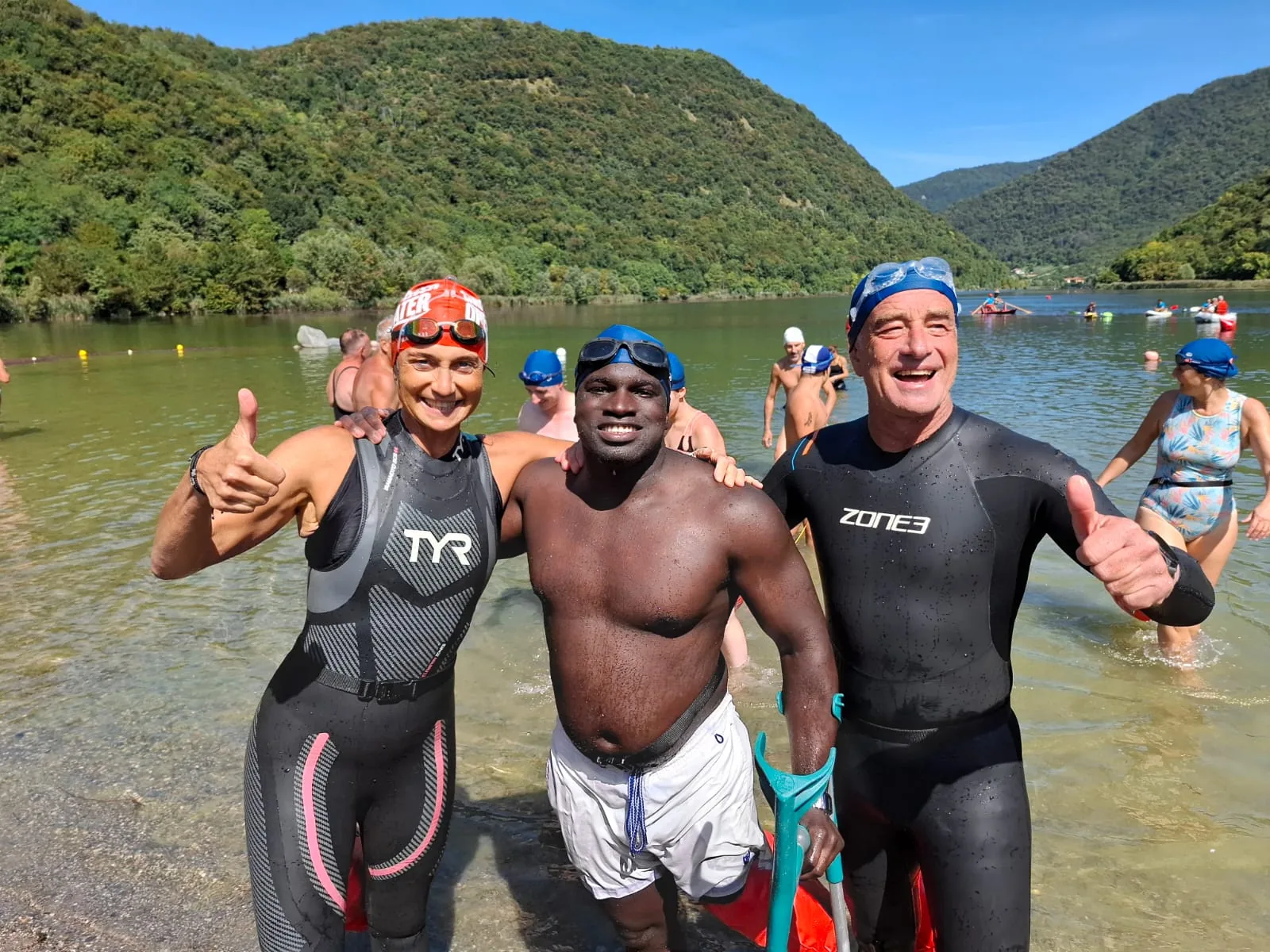 Atleti con e senza disabilita durante la nuotata inclusiva al Lago del Segrino