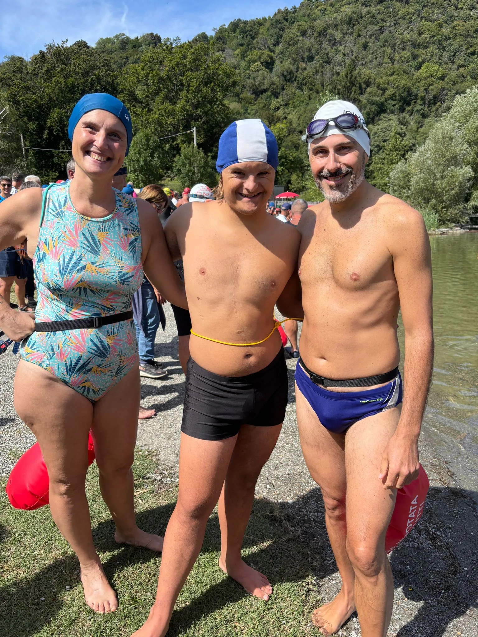 Atleti con e senza disabilita durante la nuotata inclusiva al Lago del Segrino