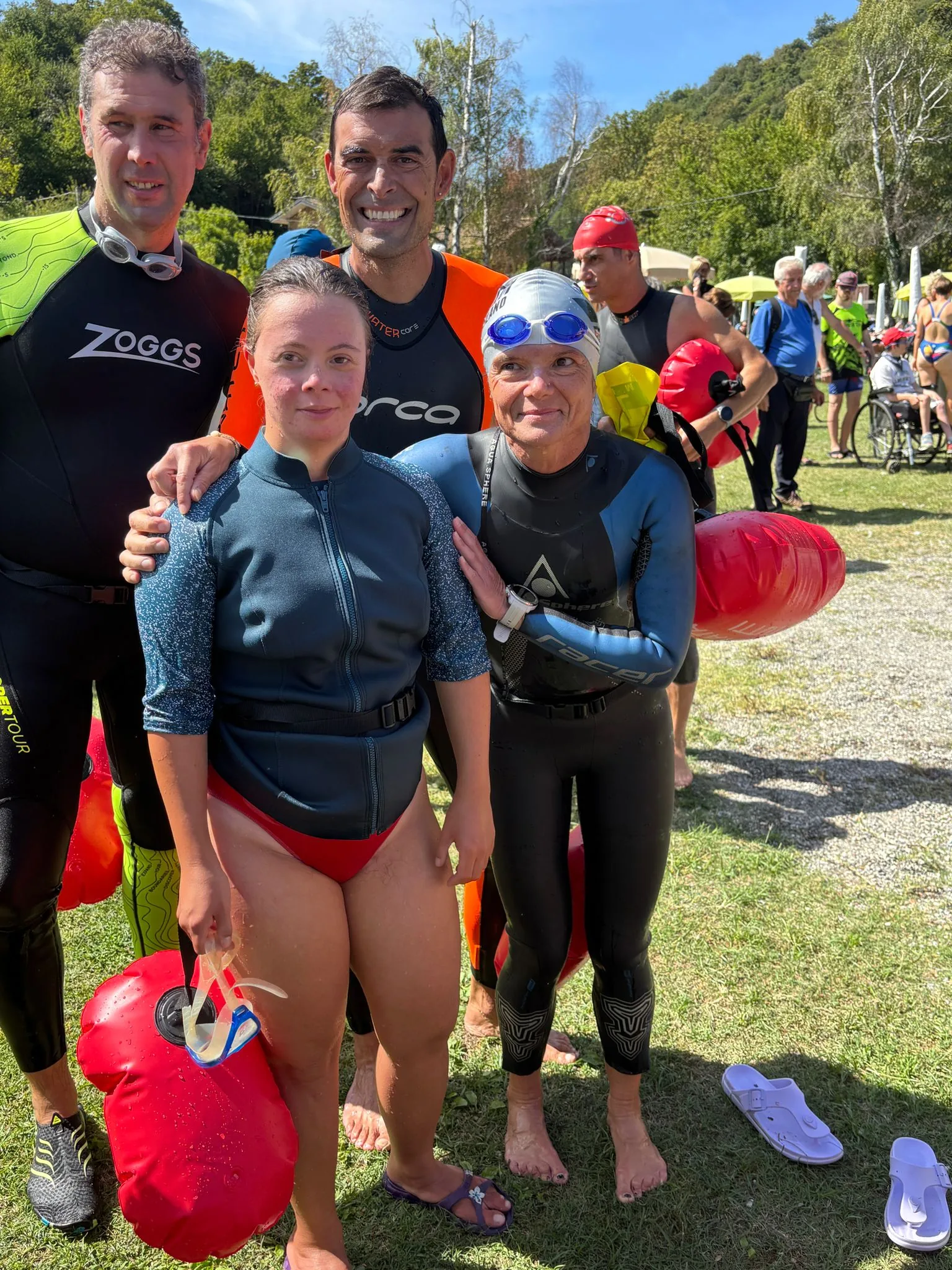 Atleti con e senza disabilita durante la nuotata inclusiva al Lago del Segrino
