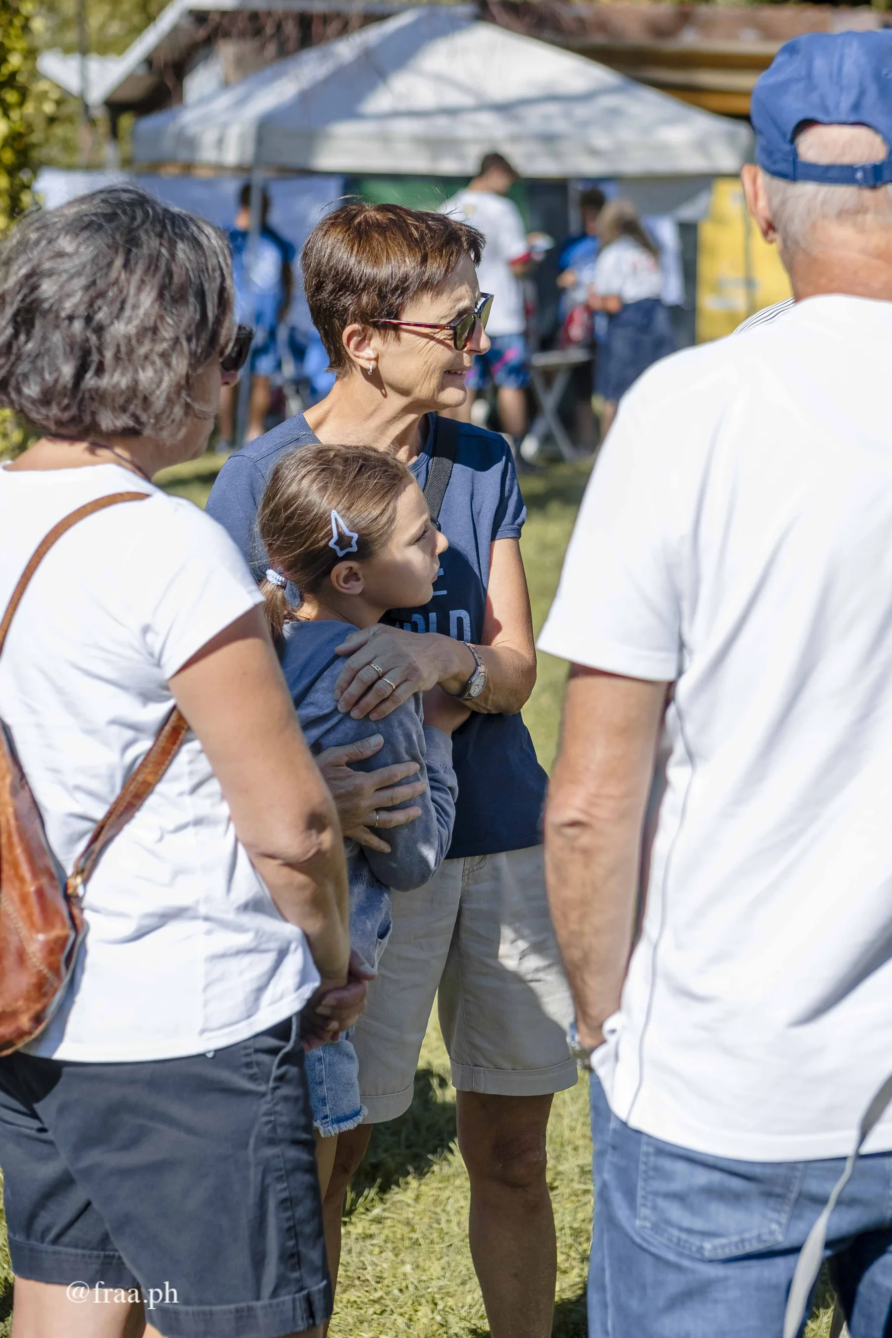 Atleti con e senza disabilita durante la nuotata inclusiva al Lago del Segrino