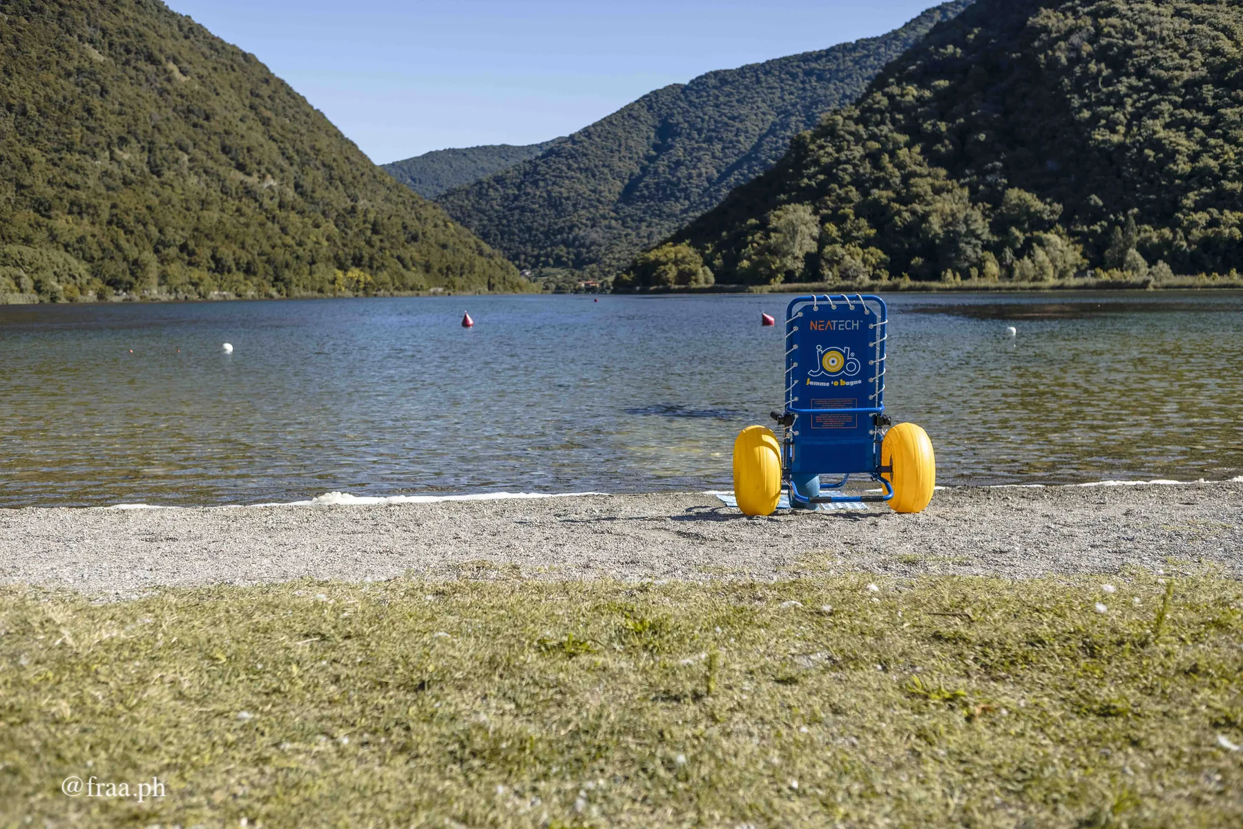 Atleti con e senza disabilita durante la nuotata inclusiva al Lago del Segrino