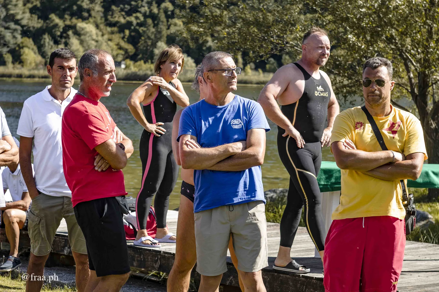 Atleti con e senza disabilita durante la nuotata inclusiva al Lago del Segrino