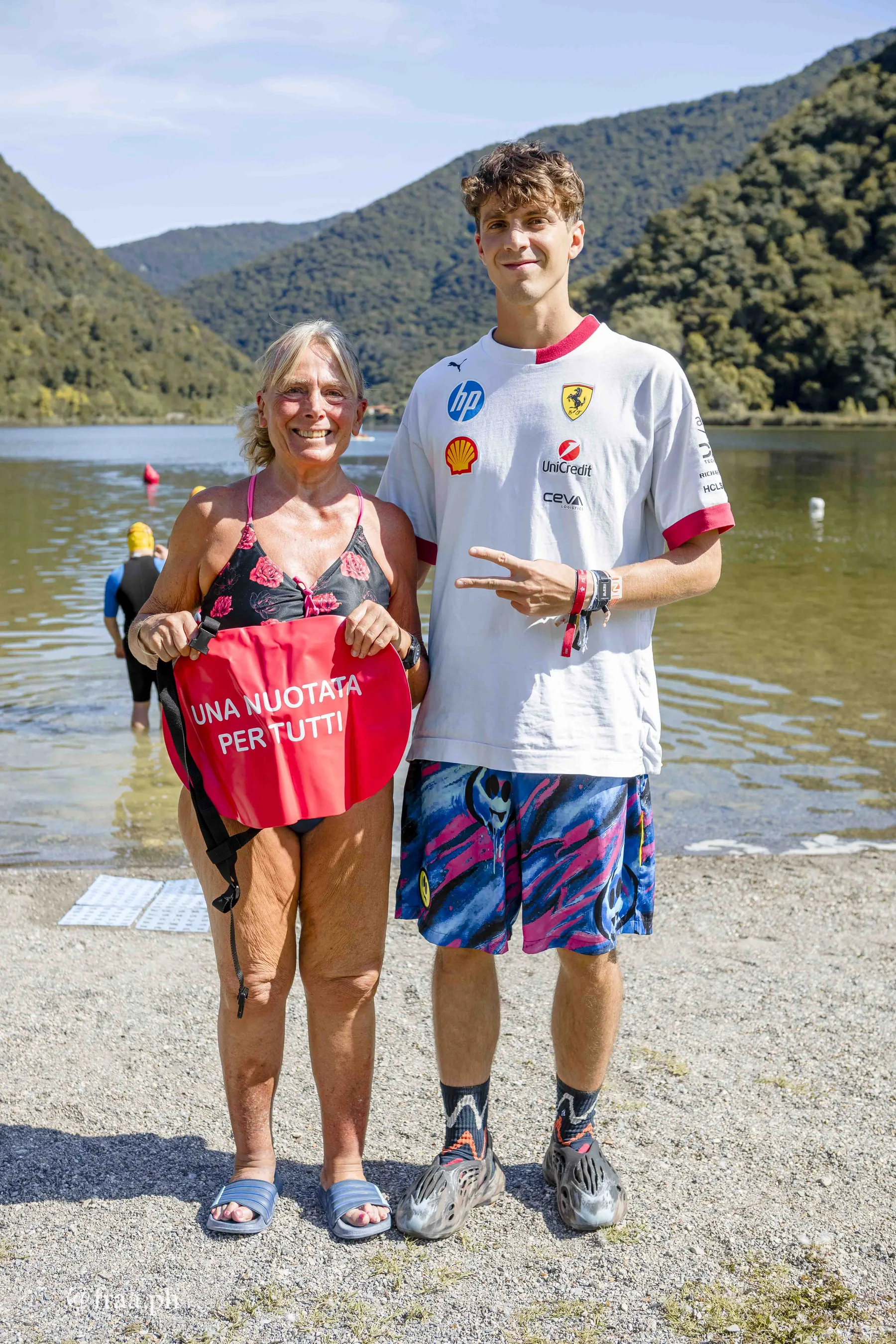Atleti con e senza disabilita durante la nuotata inclusiva al Lago del Segrino