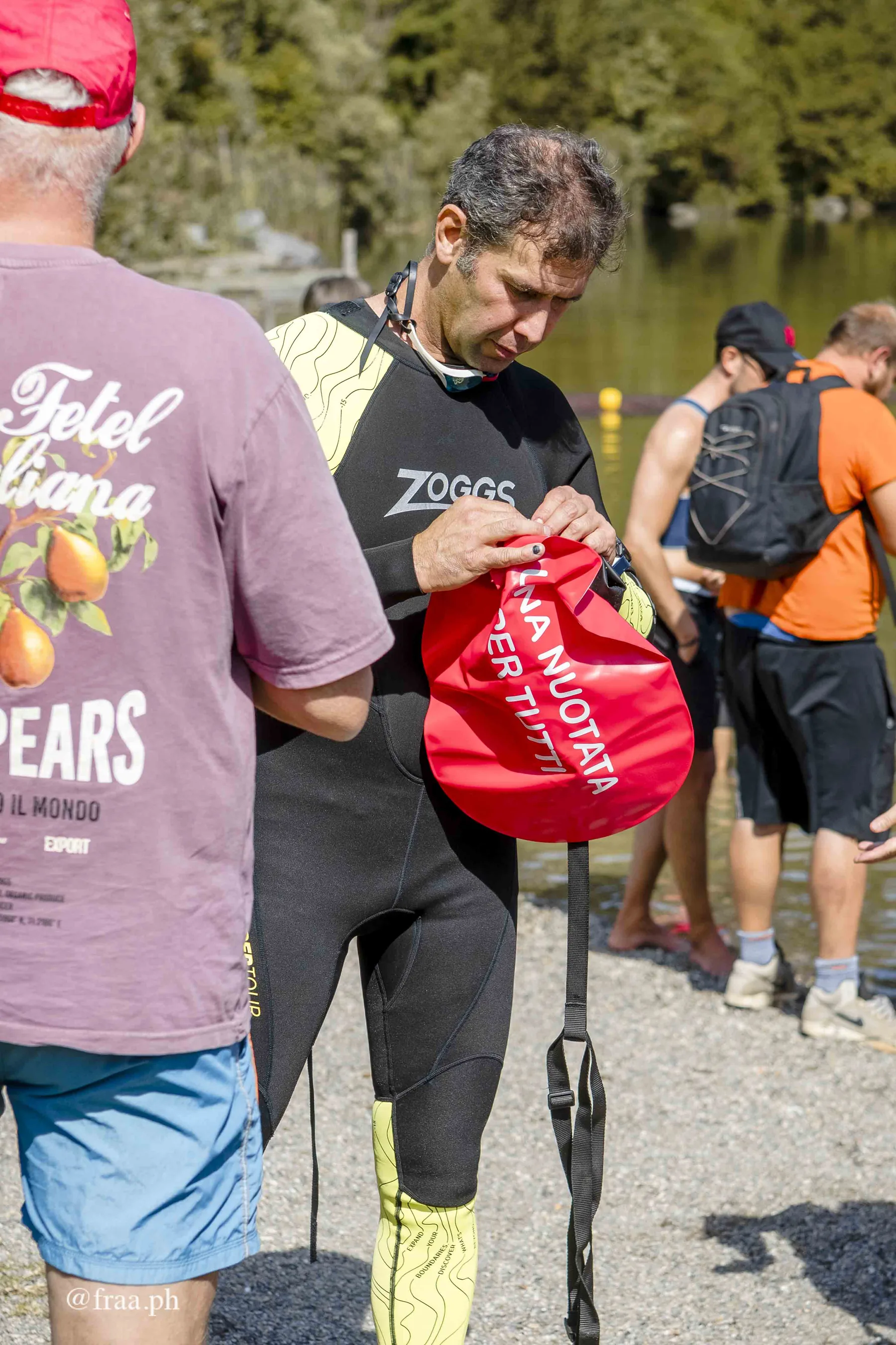 Atleti con e senza disabilita durante la nuotata inclusiva al Lago del Segrino