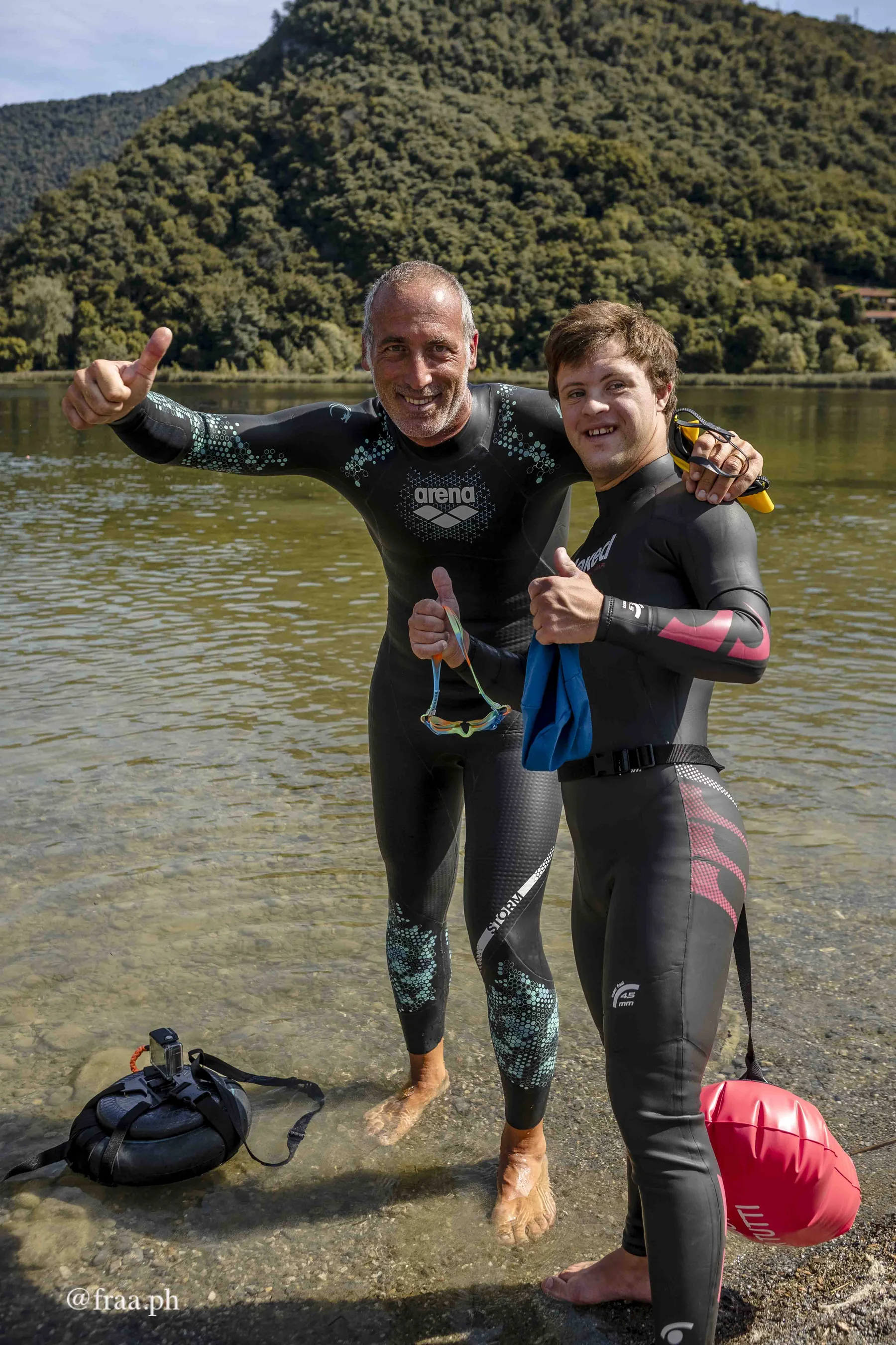 Atleti con e senza disabilita durante la nuotata inclusiva al Lago del Segrino