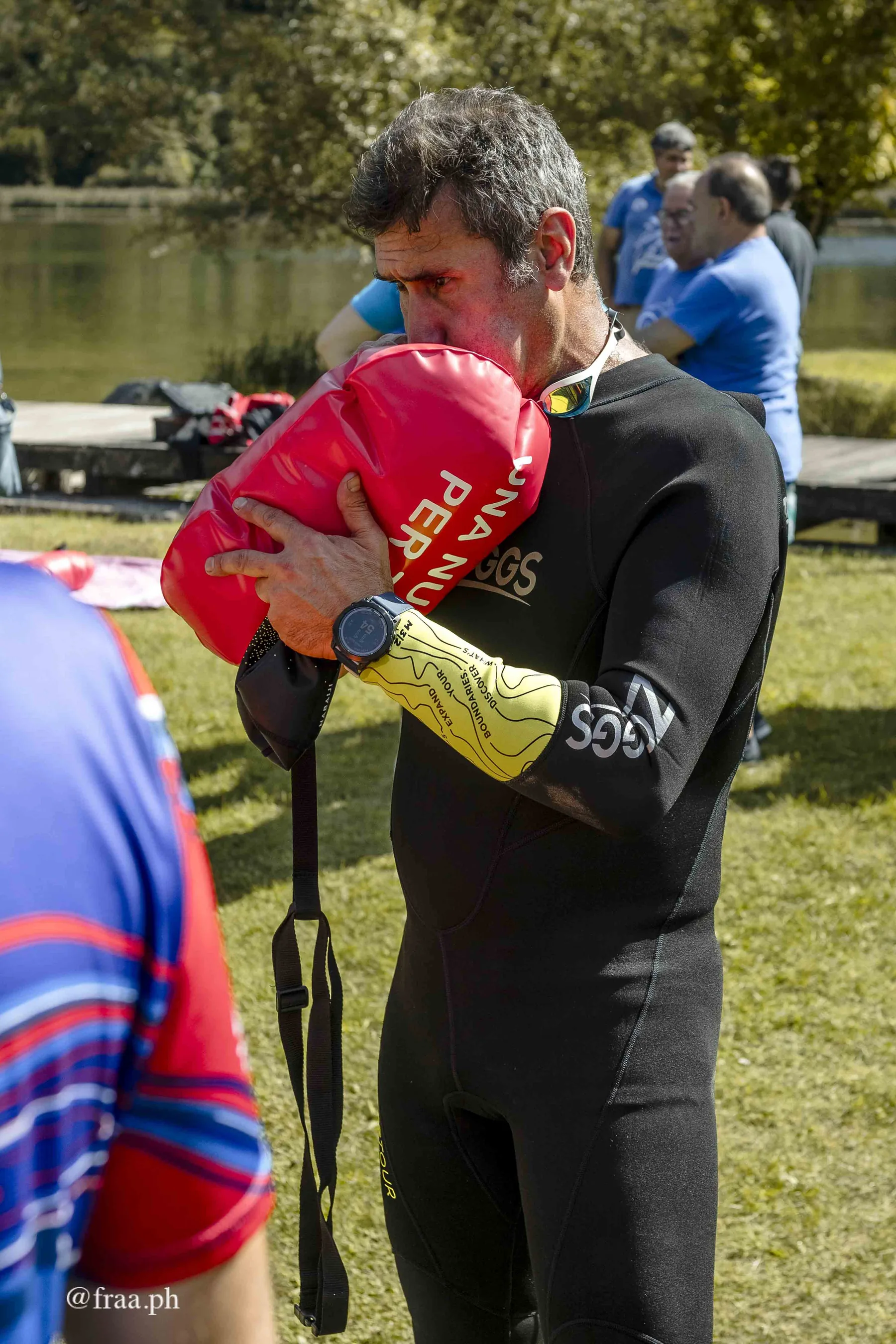 Atleti con e senza disabilita durante la nuotata inclusiva al Lago del Segrino