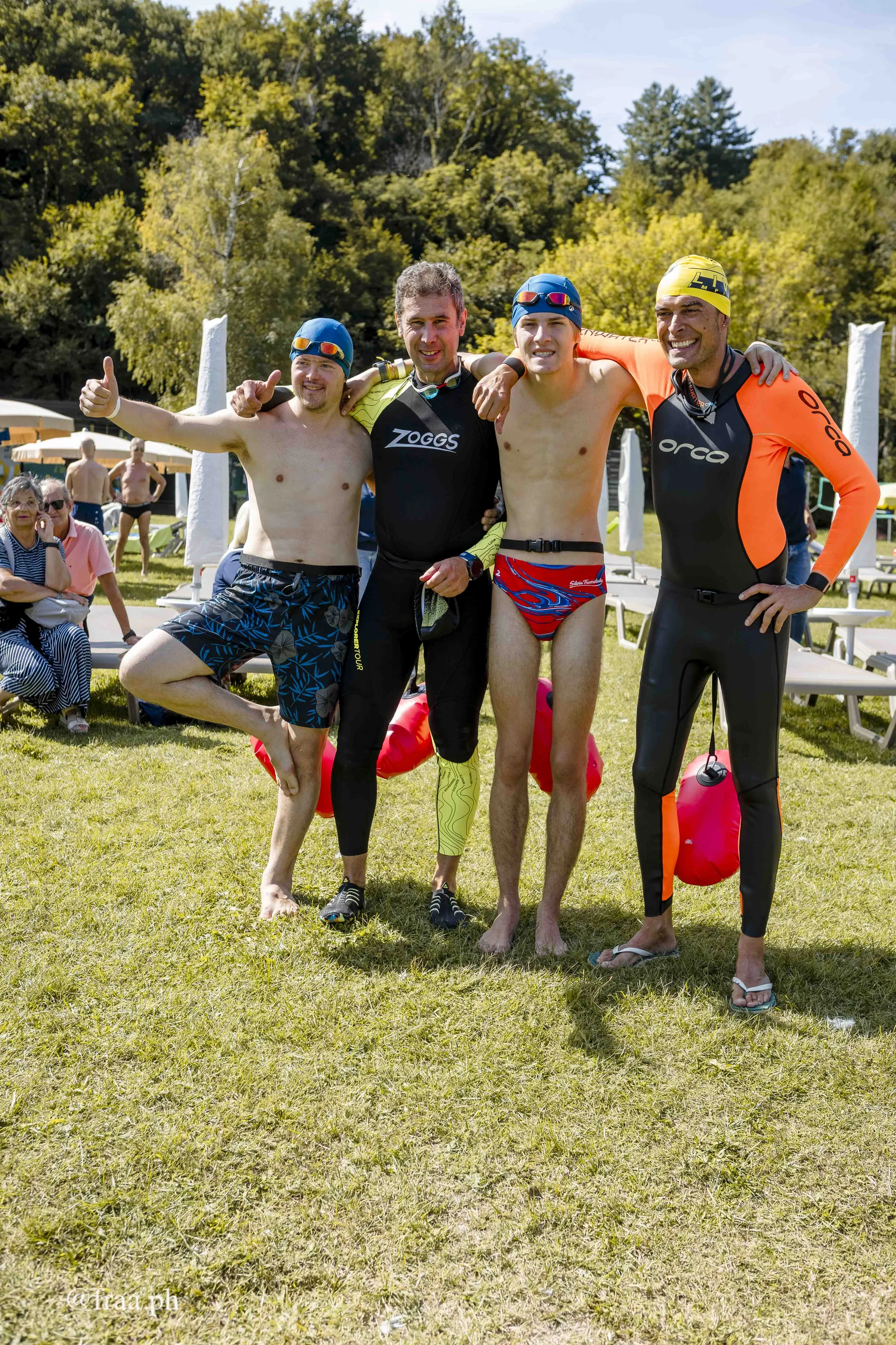 Atleti con e senza disabilita durante la nuotata inclusiva al Lago del Segrino