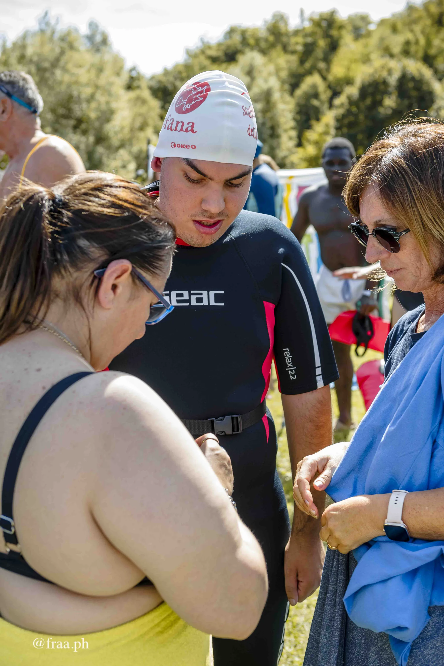 Atleti con e senza disabilita durante la nuotata inclusiva al Lago del Segrino