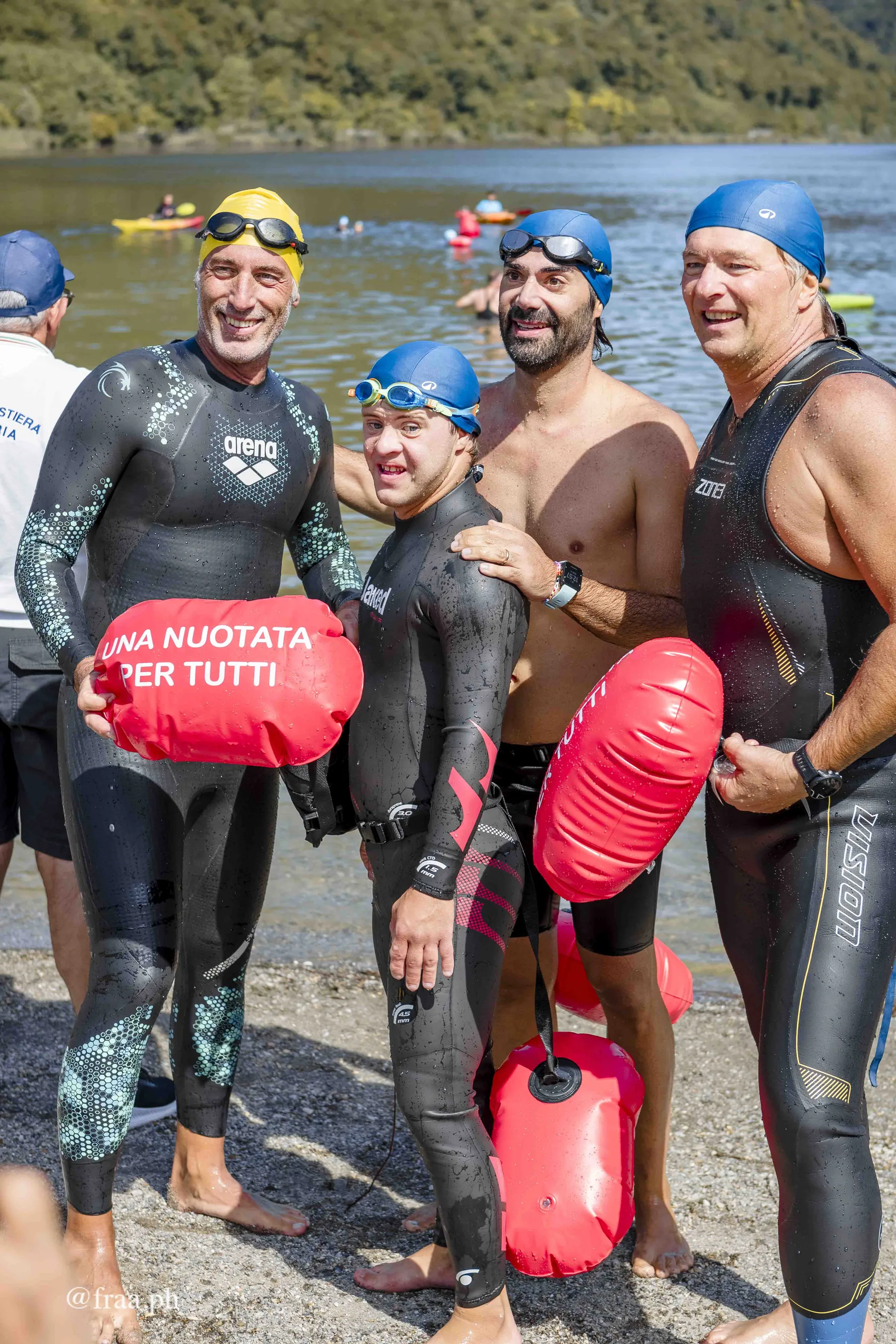 Atleti con e senza disabilita durante la nuotata inclusiva al Lago del Segrino