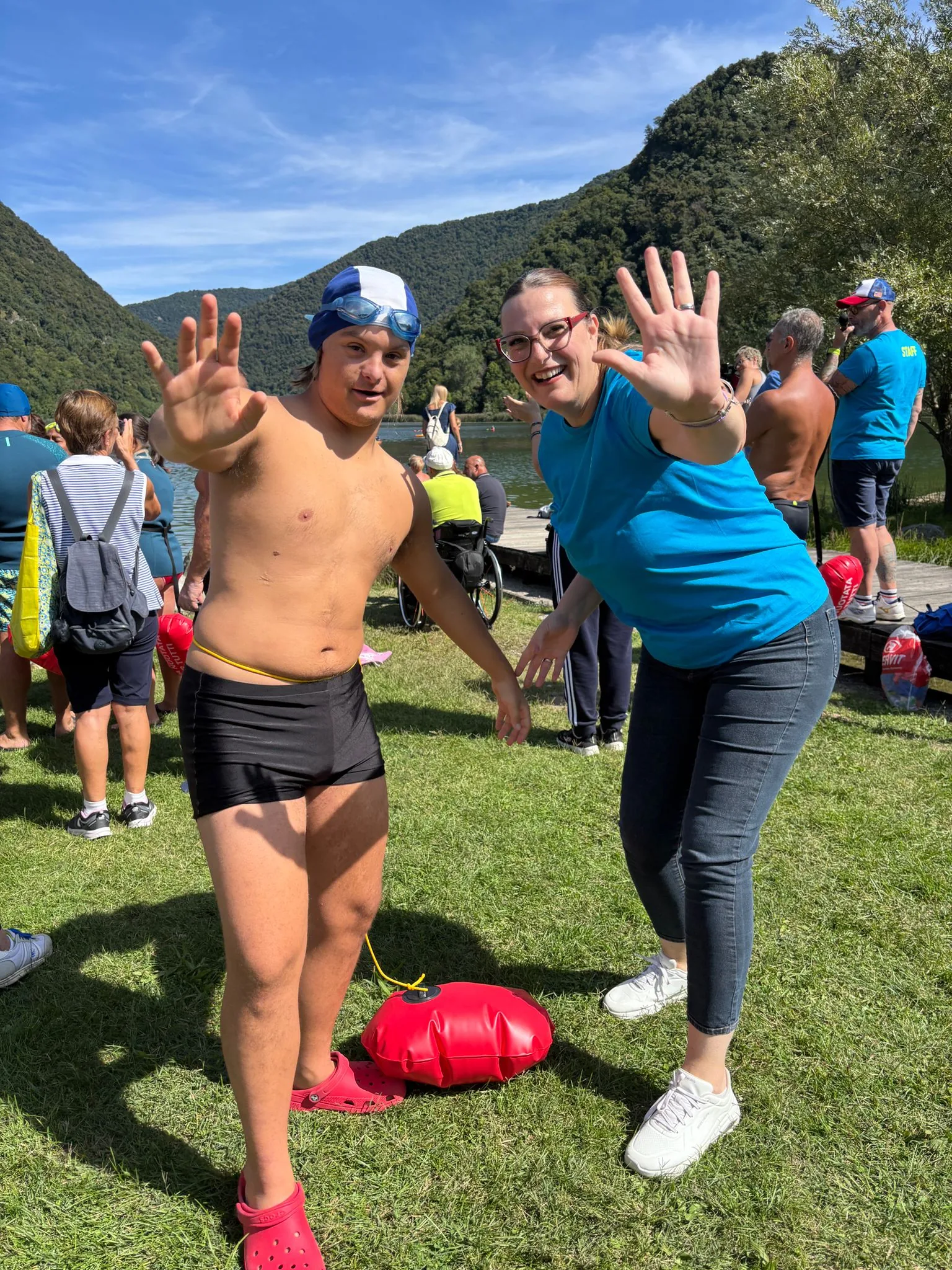 Persone con disabilita e atleti senza disabilita partecipano a Nuoto Senza Frontiere