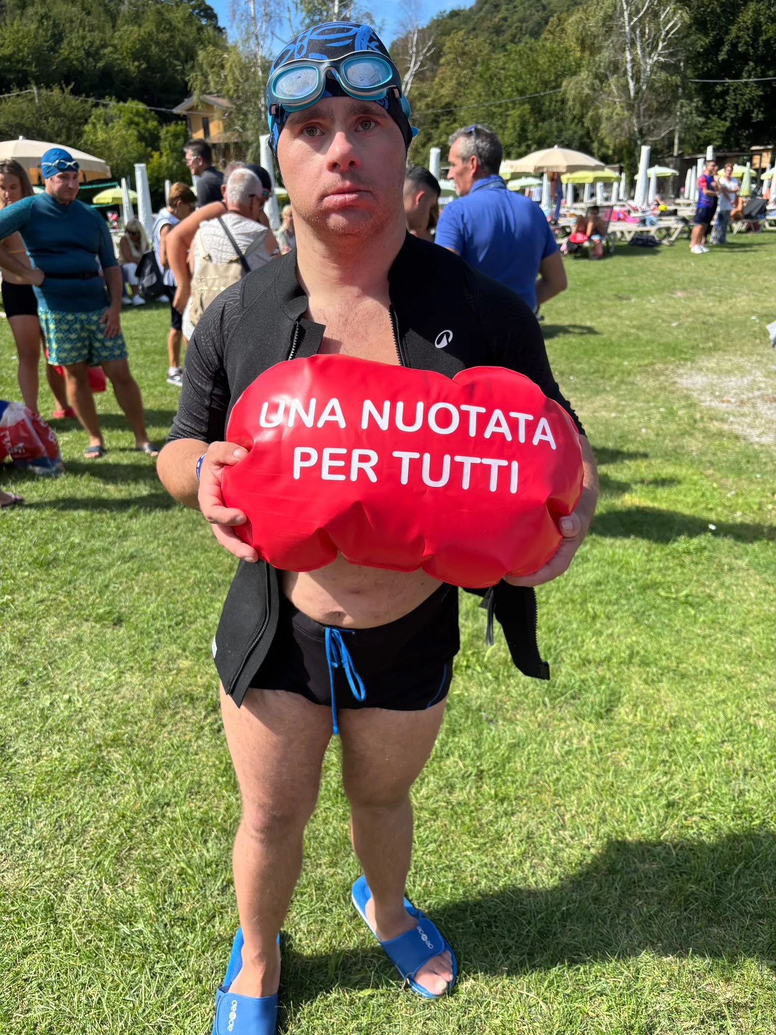 Persone con disabilita e atleti senza disabilita partecipano a Nuoto Senza Frontiere