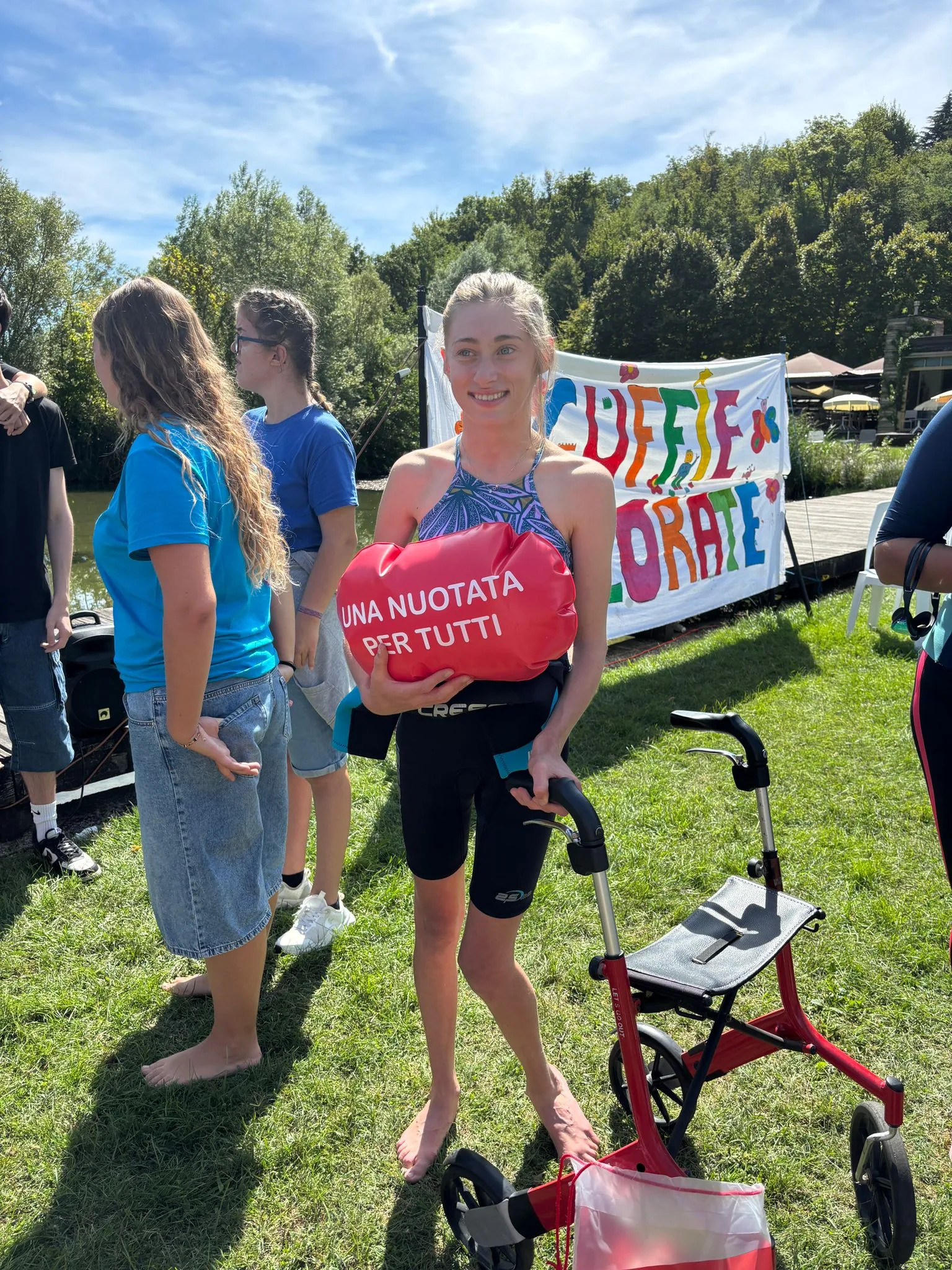 Persone con disabilita e atleti senza disabilita partecipano a Nuoto Senza Frontiere