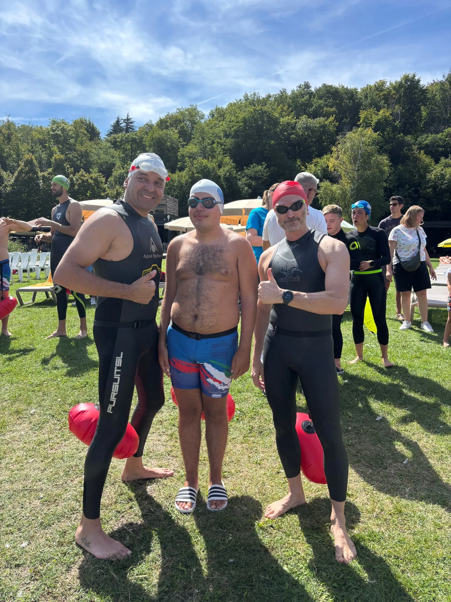 Persone con disabilita e atleti senza disabilita partecipano a Nuoto Senza Frontiere
