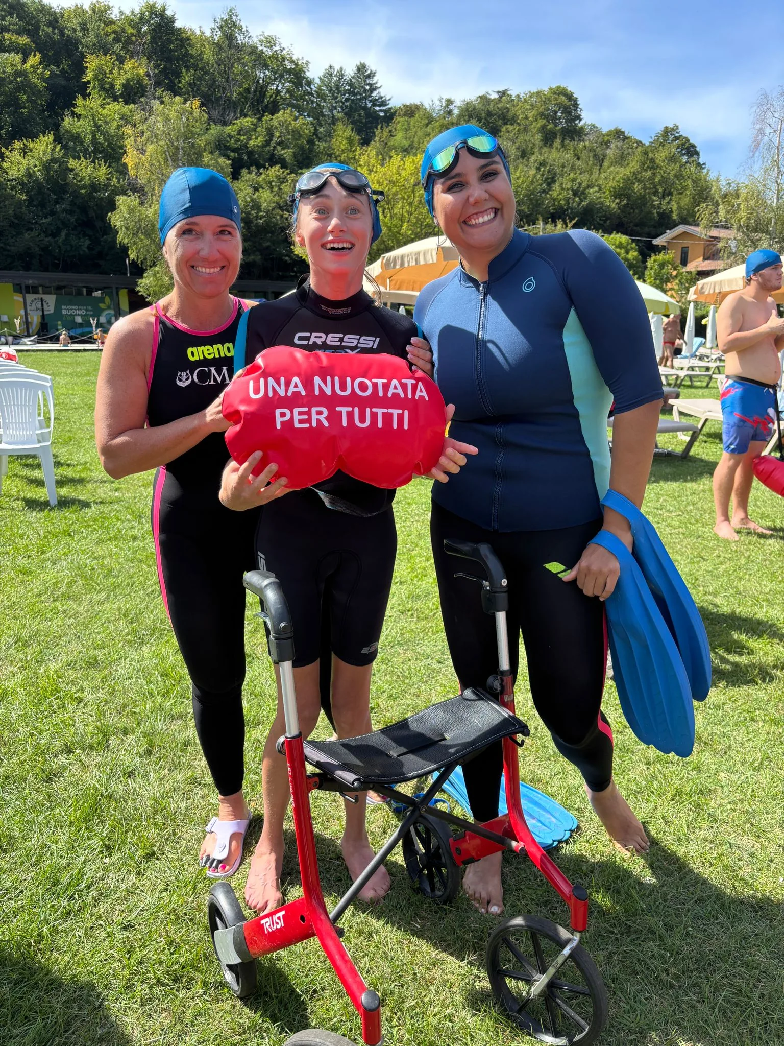 Persone con disabilita e atleti senza disabilita partecipano a Nuoto Senza Frontiere
