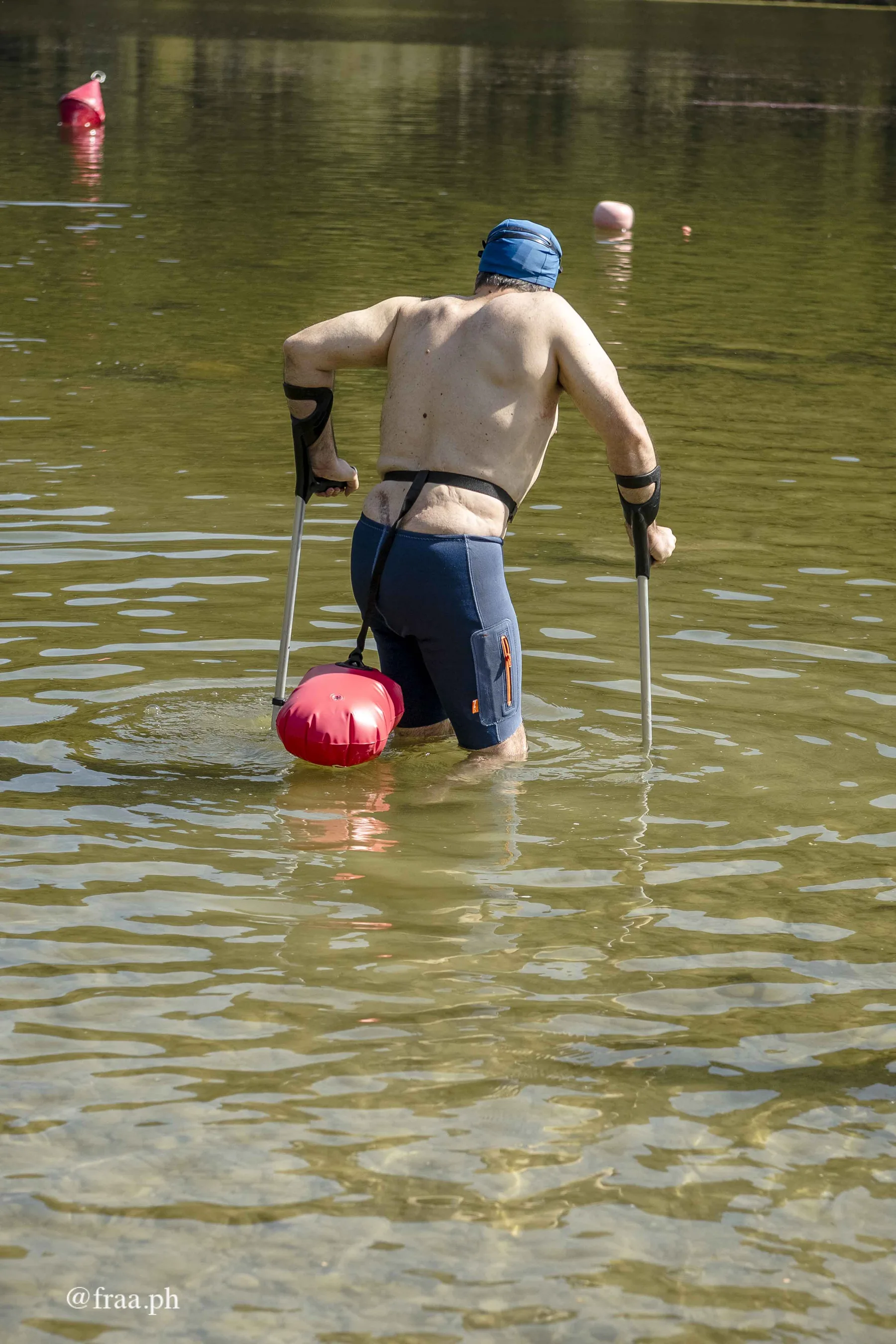 Persone con disabilita e atleti senza disabilita partecipano a Nuoto Senza Frontiere