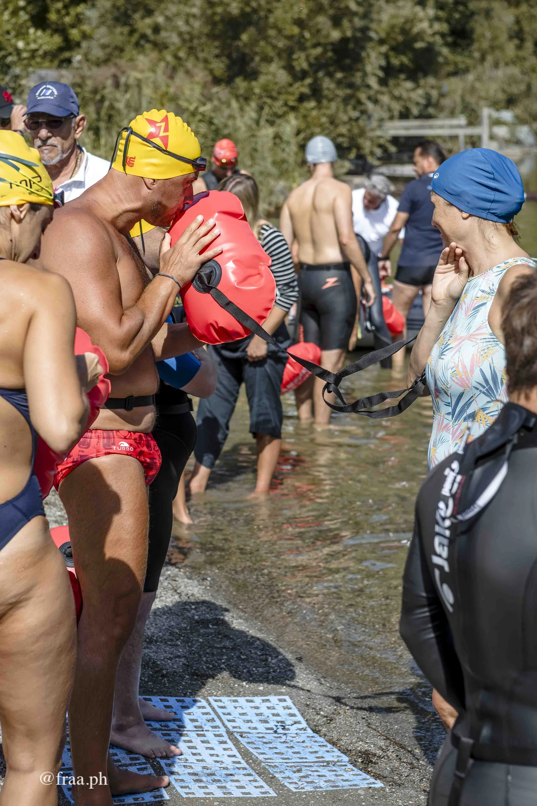 Persone con disabilita e atleti senza disabilita partecipano a Nuoto Senza Frontiere