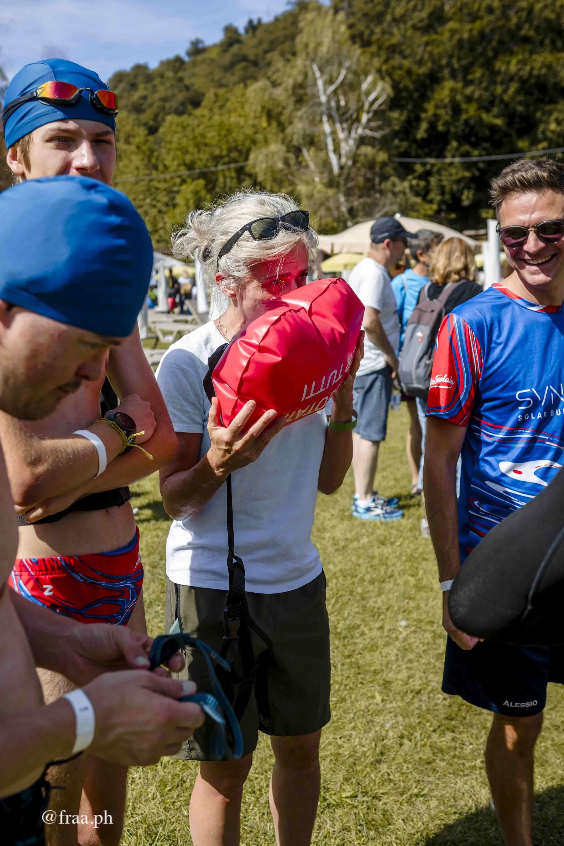 Persone con disabilita e atleti senza disabilita partecipano a Nuoto Senza Frontiere