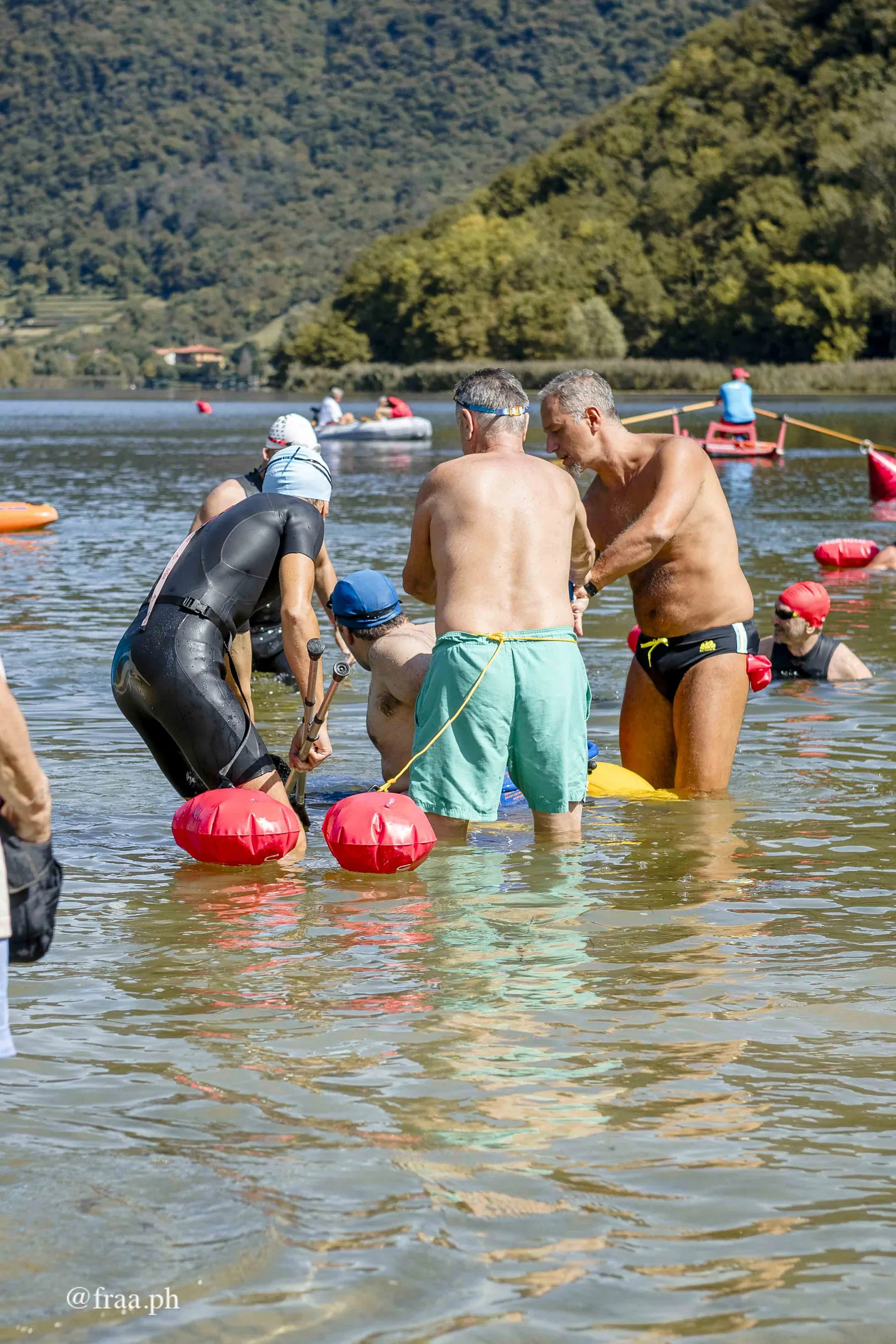 Persone con disabilita e atleti senza disabilita partecipano a Nuoto Senza Frontiere