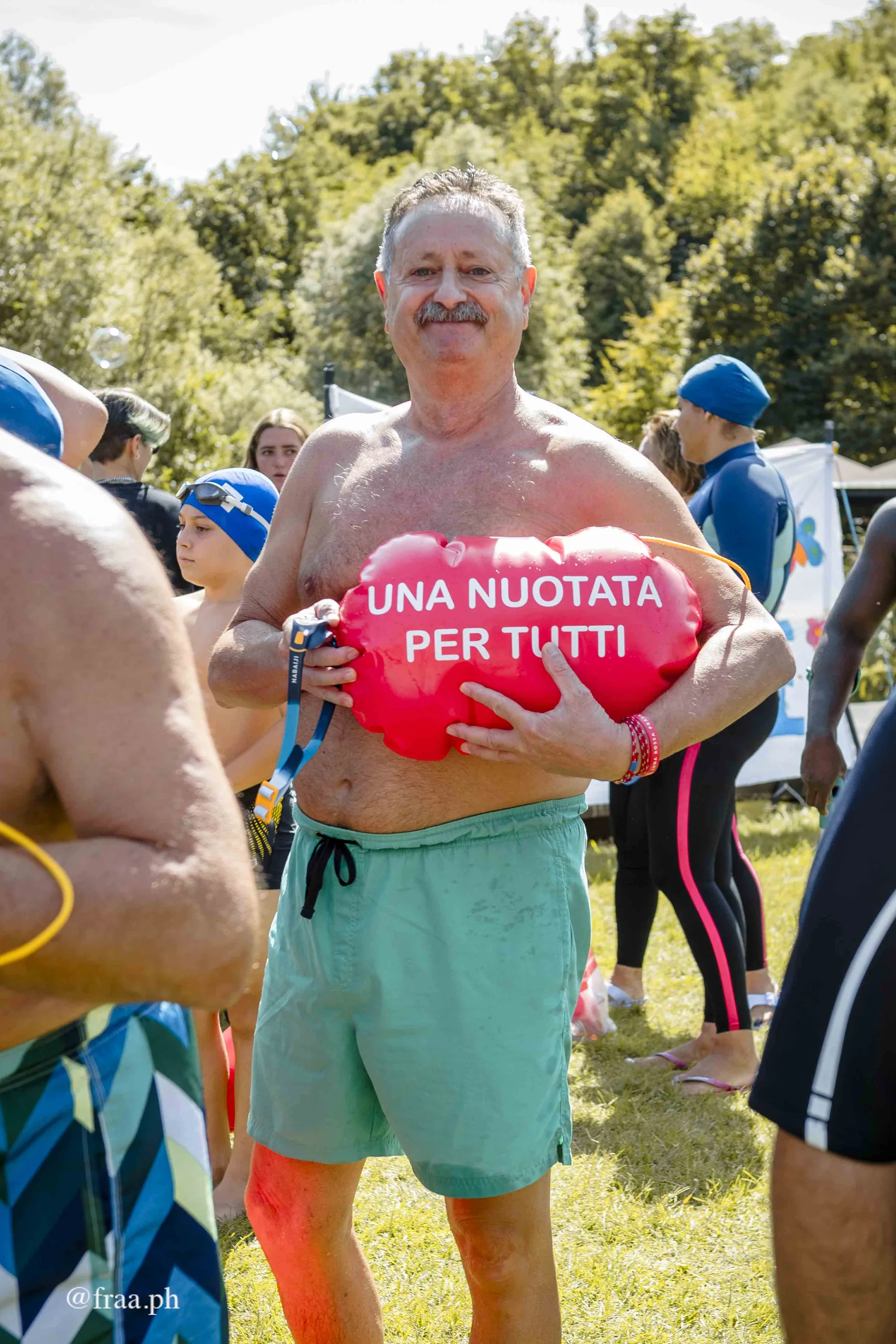 Persone con disabilita e atleti senza disabilita partecipano a Nuoto Senza Frontiere