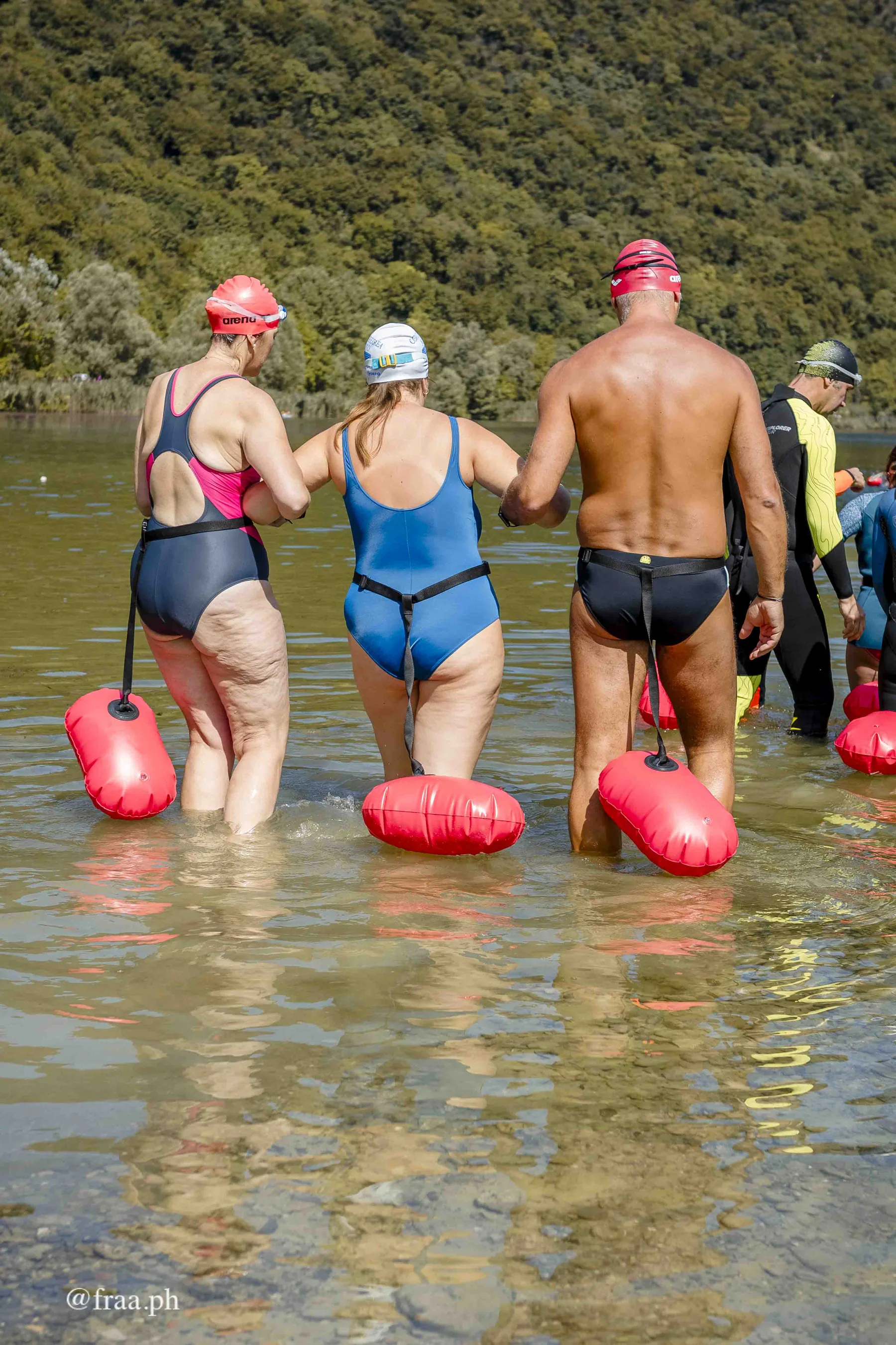 Persone con disabilita e atleti senza disabilita partecipano a Nuoto Senza Frontiere