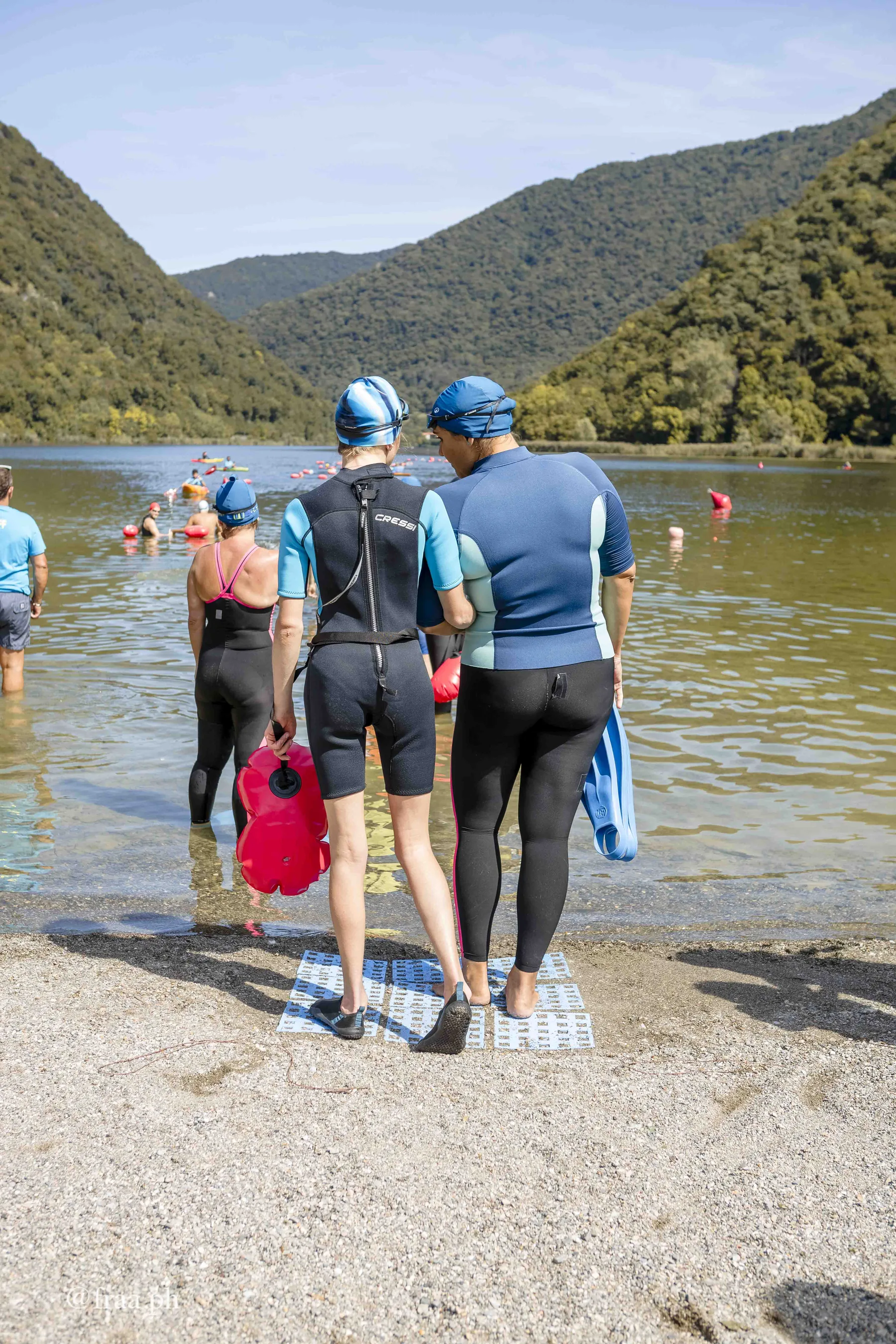 Persone con disabilita e atleti senza disabilita partecipano a Nuoto Senza Frontiere