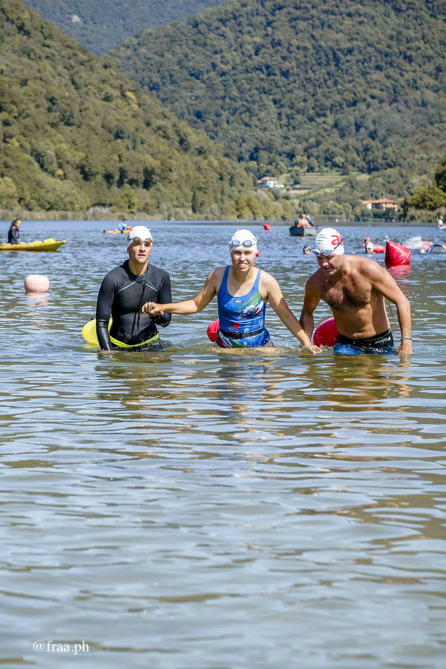 Persone con disabilita e atleti senza disabilita partecipano a Nuoto Senza Frontiere