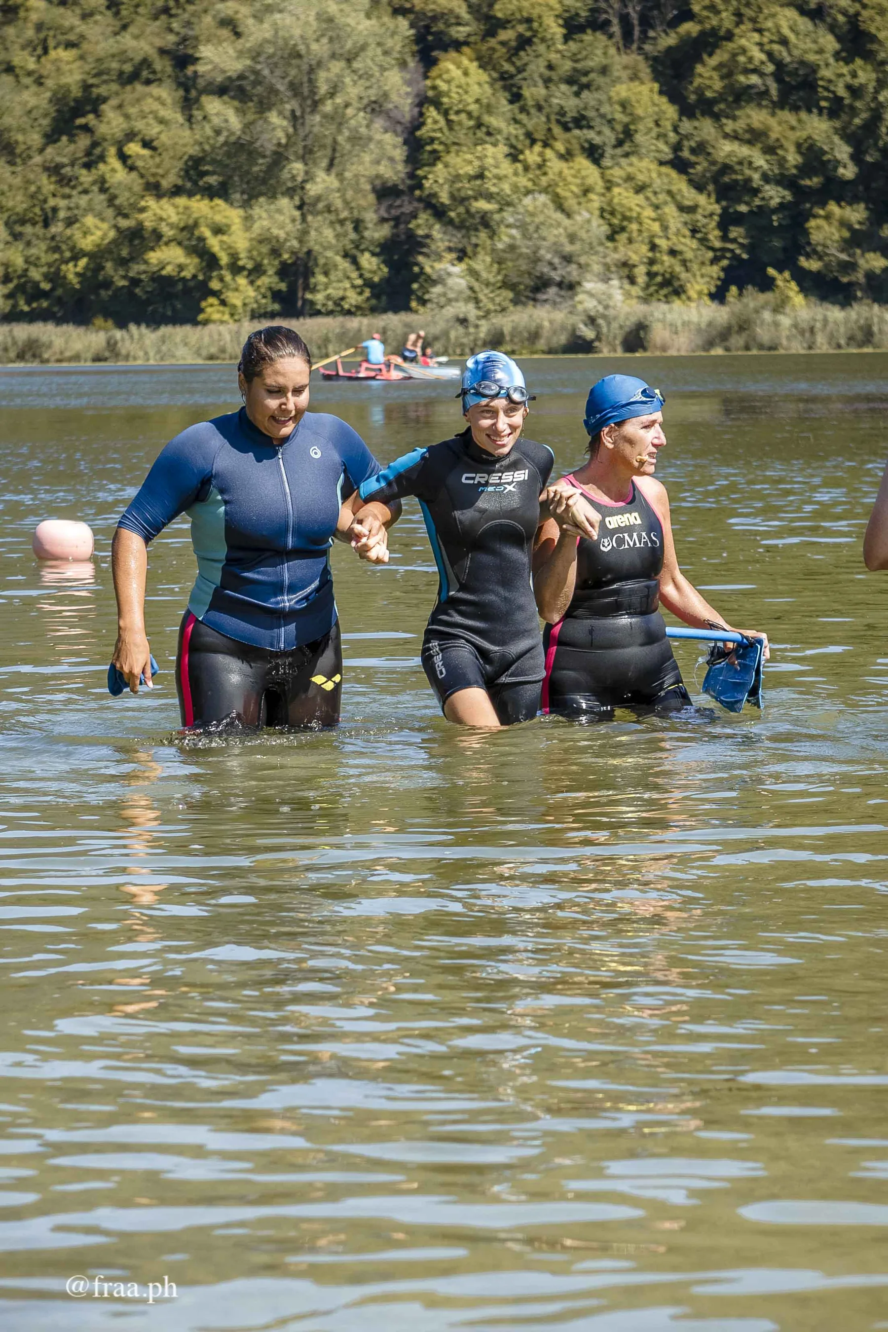 Persone con disabilita e atleti senza disabilita partecipano a Nuoto Senza Frontiere