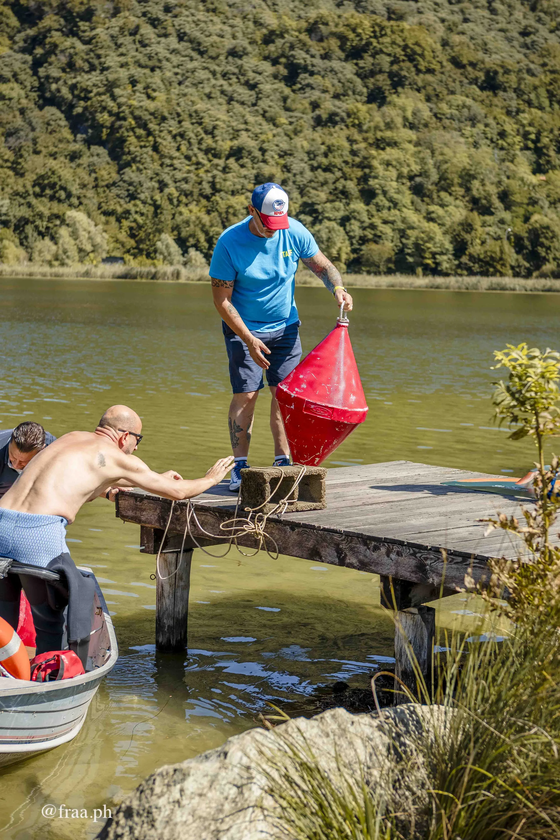 Persone con disabilita e atleti senza disabilita partecipano a Nuoto Senza Frontiere