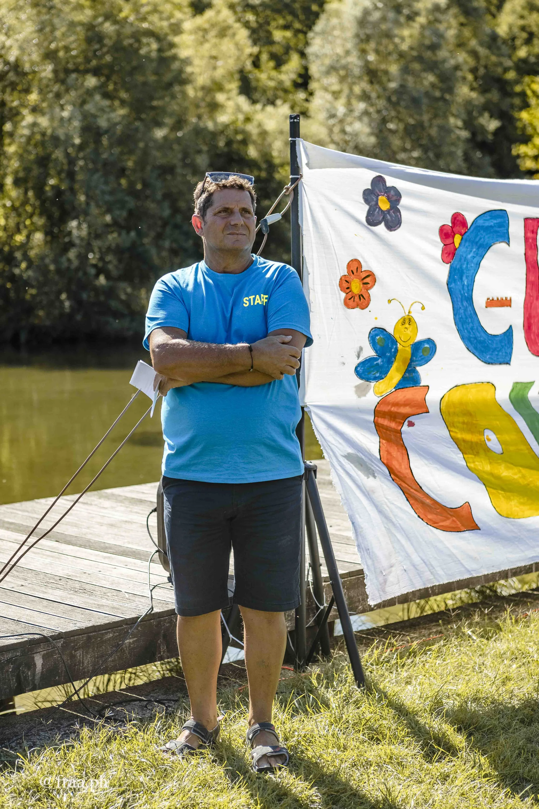 Volontari e staff assistono la manifestazione inclusiva al Lido del Segrino