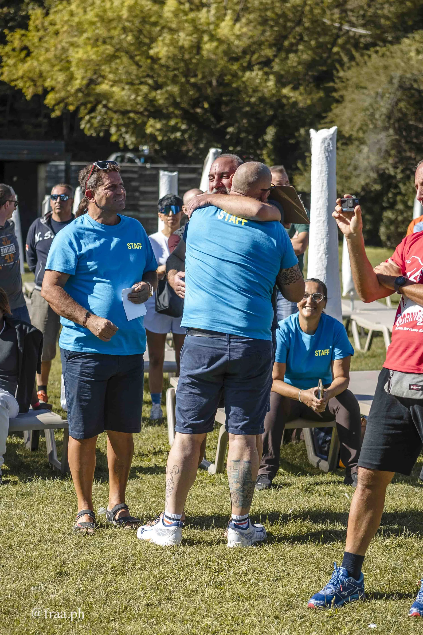Volontari e staff assistono la manifestazione inclusiva al Lido del Segrino
