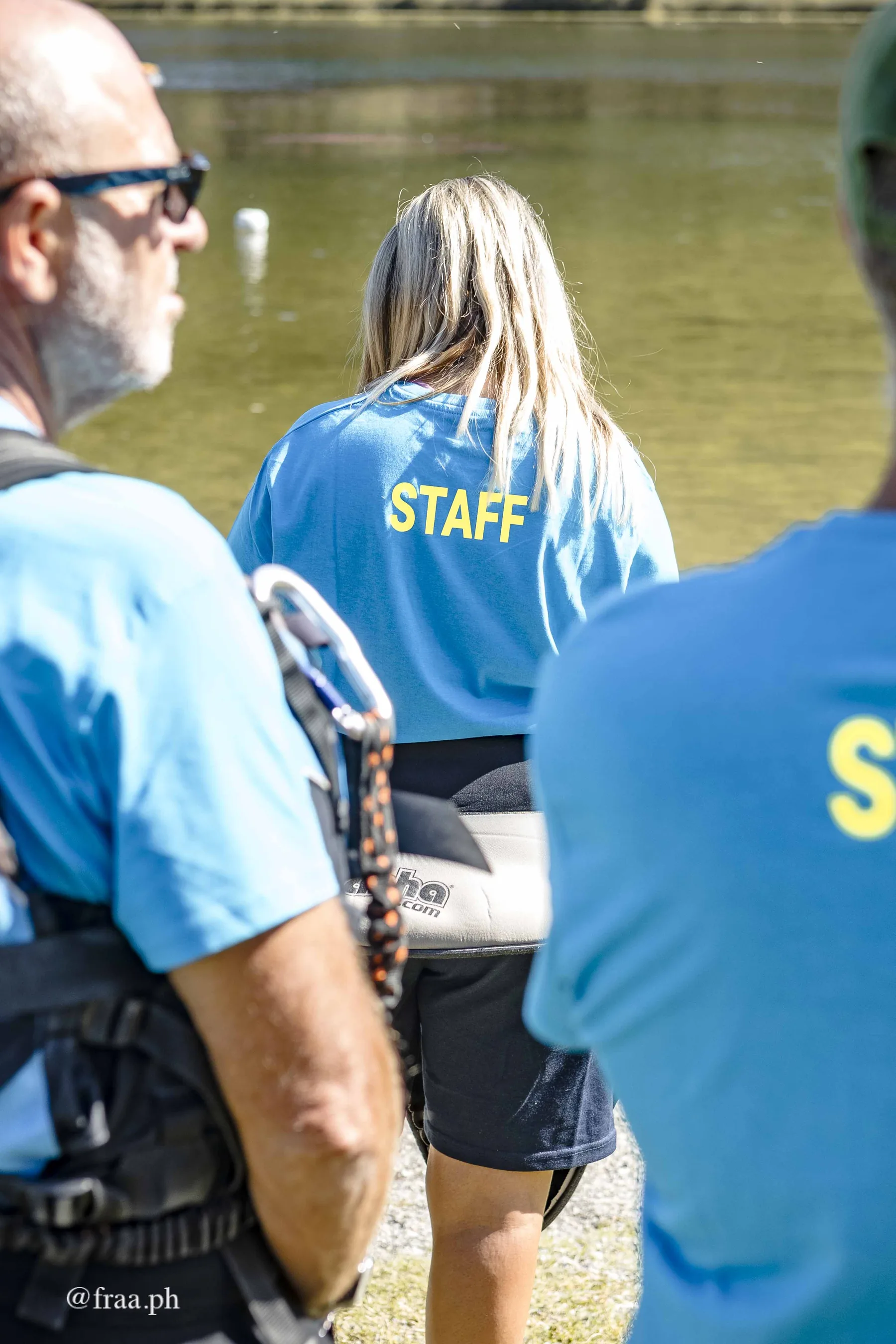 Volontari e staff assistono la manifestazione inclusiva al Lido del Segrino