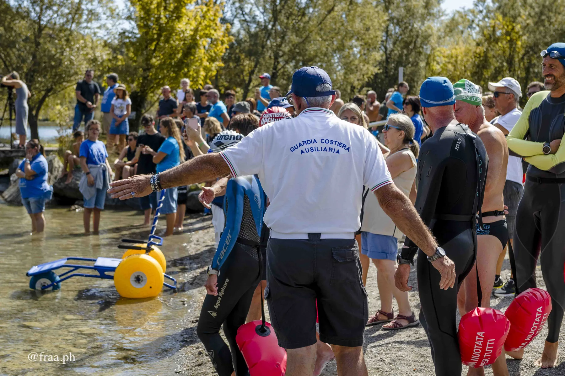 Volontari e staff assistono la manifestazione inclusiva al Lido del Segrino